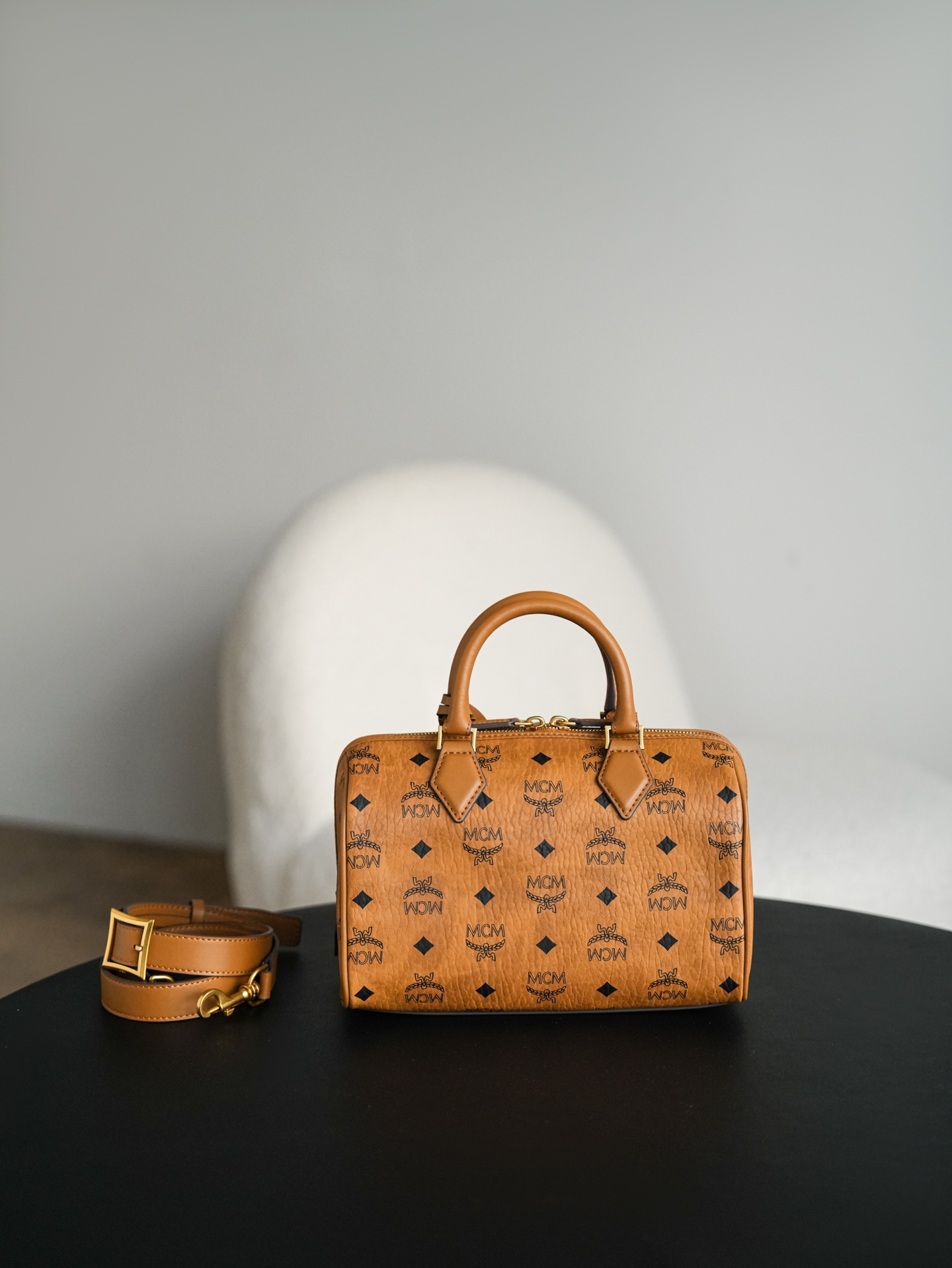 ®全新升级®官网同步𝙈𝘾𝙈 𝙀𝙡𝙡𝙖 𝘽𝙤𝙨𝙩𝙤𝙣土黄色𝙎𝙢𝙖𝙡𝙡#中号 波士顿枕头包·CP独家｜土黄色