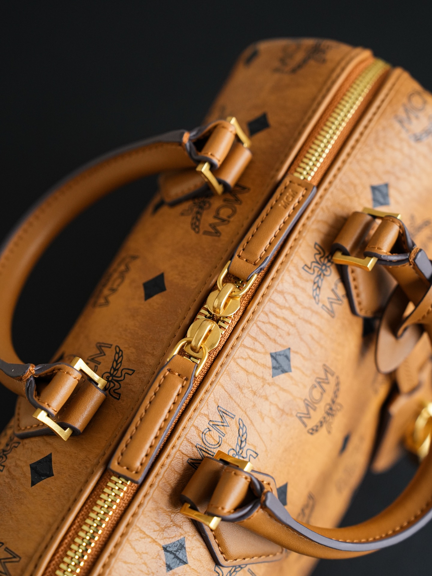 ®全新升级®官网同步𝙈𝘾𝙈 𝙀𝙡𝙡𝙖 𝘽𝙤𝙨𝙩𝙤𝙣土黄色𝙎𝙢𝙖𝙡𝙡#中号 波士顿枕头包·CP独家｜土黄色