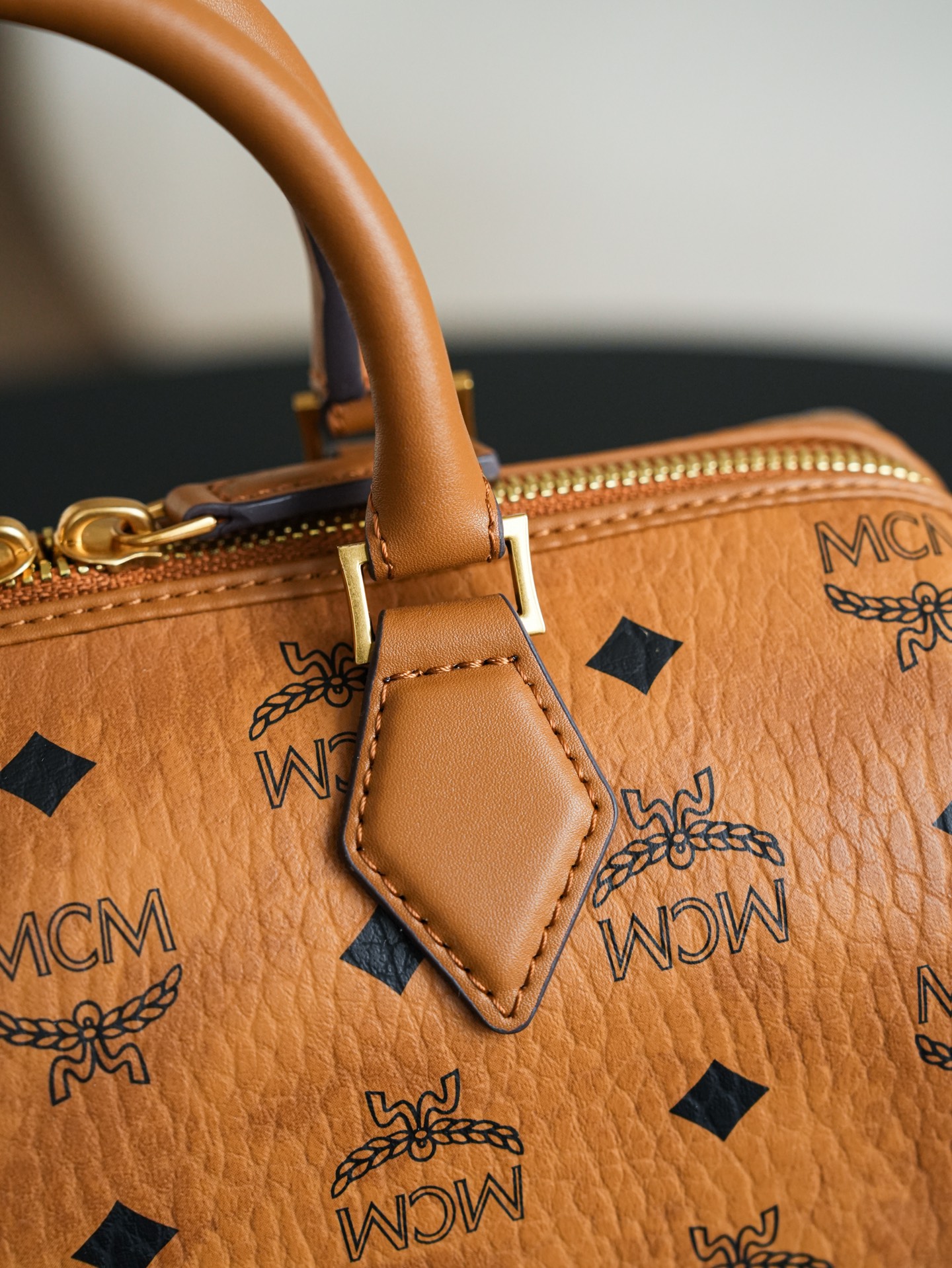 ®全新升级®官网同步𝙈𝘾𝙈 𝙀𝙡𝙡𝙖 𝘽𝙤𝙨𝙩𝙤𝙣土黄色𝙎𝙢𝙖𝙡𝙡#中号 波士顿枕头包·CP独家｜土黄色