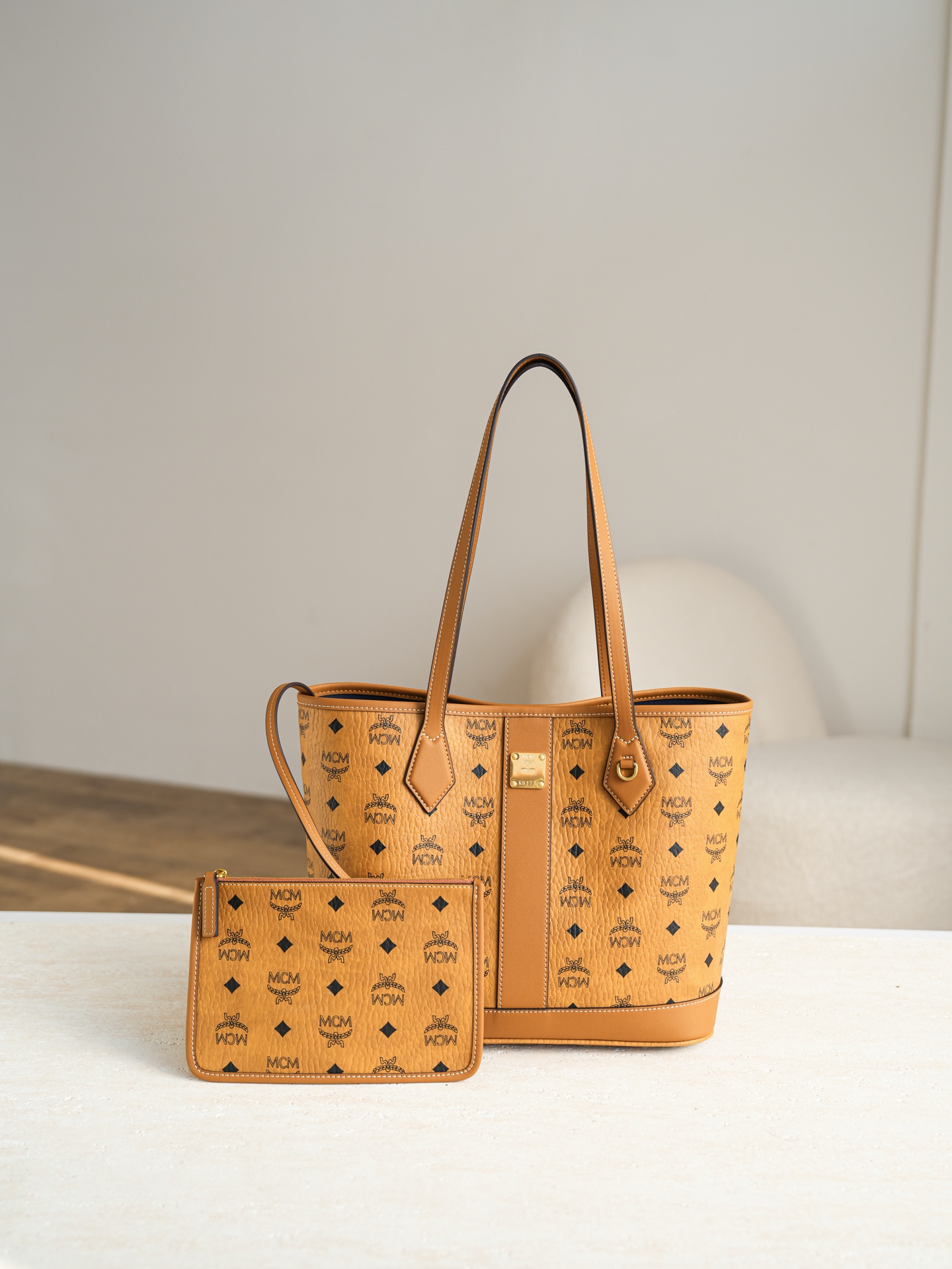 ®全新升级®官网同步𝙈𝘾𝙈 𝙇𝙞𝙯 𝙑𝙞𝙨𝙚𝙩𝙤𝙨干邑色小号#26新款D扣子母包.独家®️经典小号干邑色