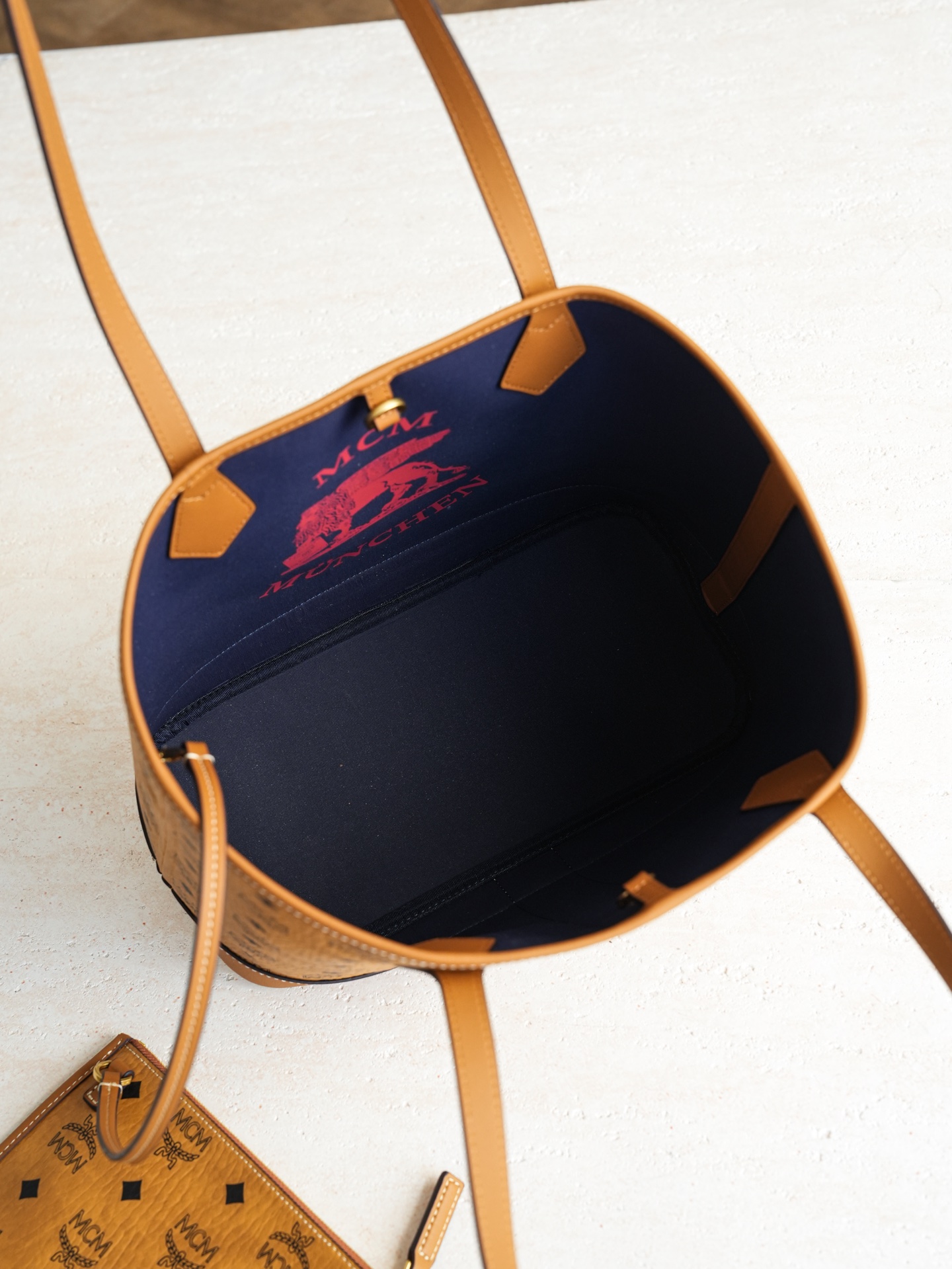 ®全新升级®官网同步𝙈𝘾𝙈 𝙇𝙞𝙯 𝙑𝙞𝙨𝙚𝙩𝙤𝙨干邑色小号#26新款D扣子母包.独家®️经典小号干邑色