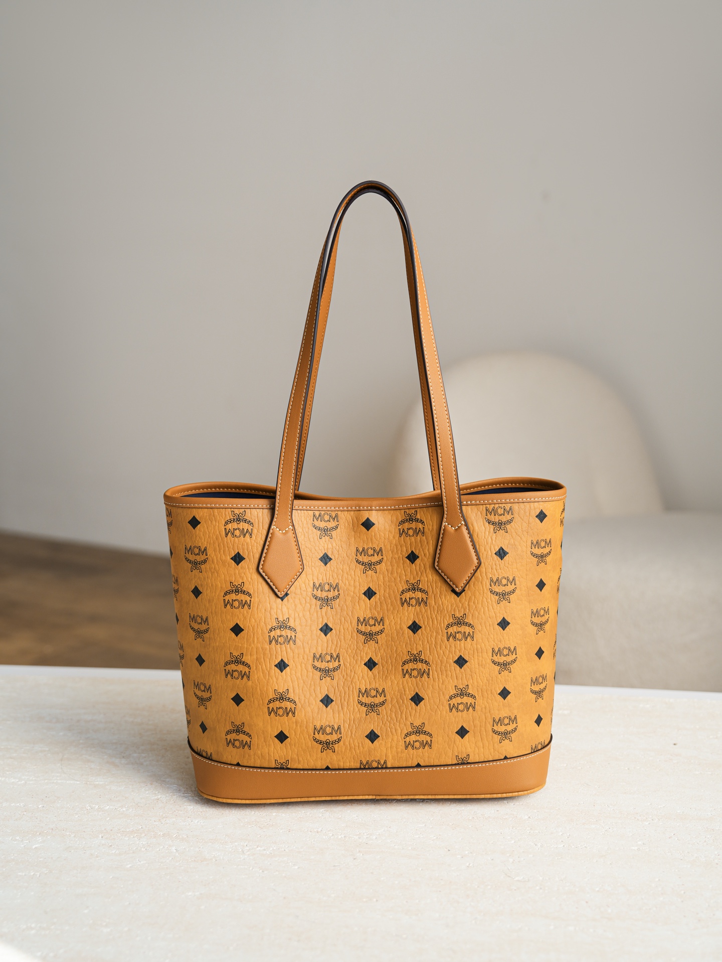 ®全新升级®官网同步𝙈𝘾𝙈 𝙇𝙞𝙯 𝙑𝙞𝙨𝙚𝙩𝙤𝙨干邑色小号#26新款D扣子母包.独家®️经典小号干邑色