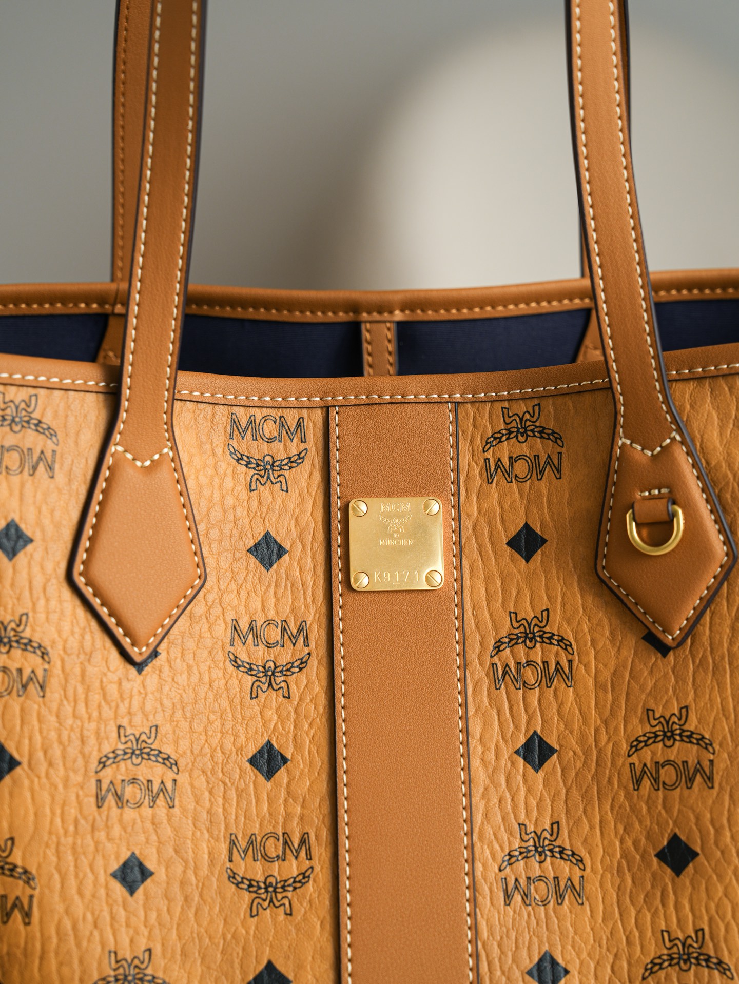 MCM 𝐋𝐞𝐚𝐭𝐡𝐞𝐫leather