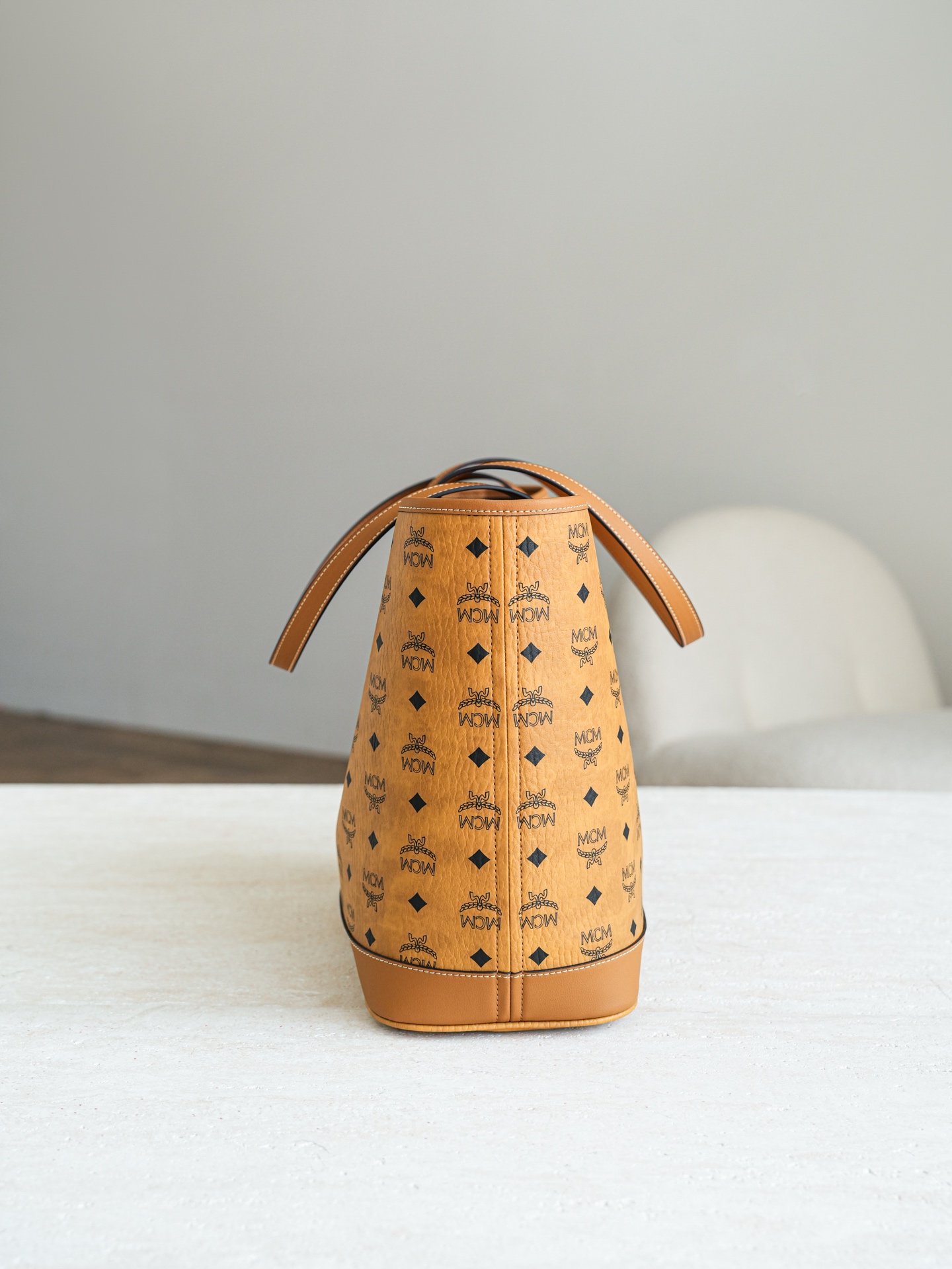 ®全新升级®官网同步𝙈𝘾𝙈 𝙇𝙞𝙯 𝙑𝙞𝙨𝙚𝙩𝙤𝙨干邑色中号#26新款D扣子母包.独家®️经典 中号干邑