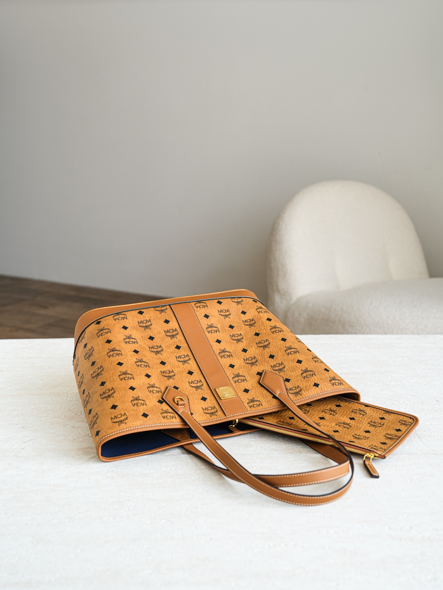 ®全新升级®官网同步𝙈𝘾𝙈 𝙇𝙞𝙯 𝙑𝙞𝙨𝙚𝙩𝙤𝙨干邑色中号#26新款D扣子母包.独家®️经典 中号干邑