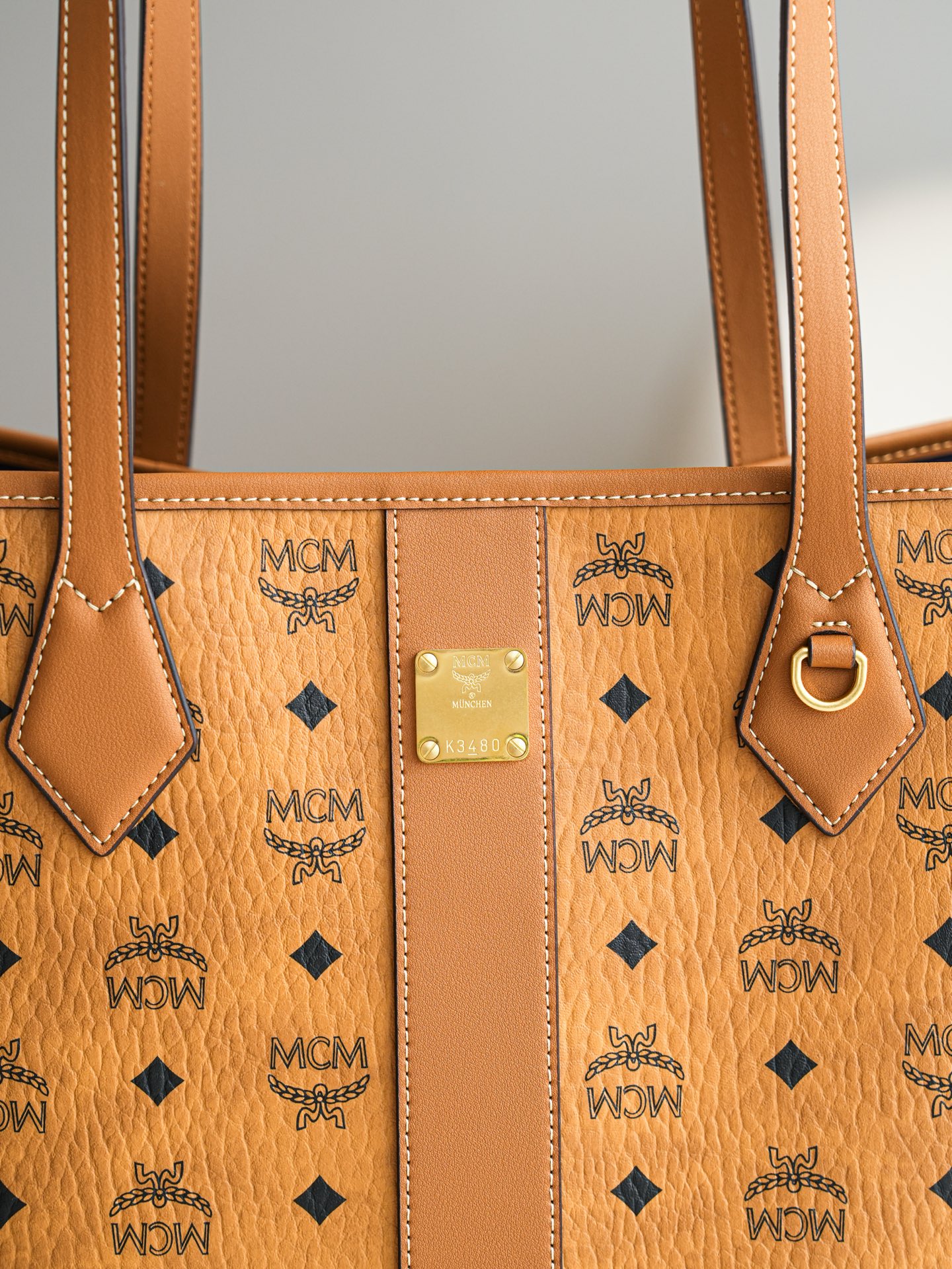 ®全新升级®官网同步𝙈𝘾𝙈 𝙇𝙞𝙯 𝙑𝙞𝙨𝙚𝙩𝙤𝙨干邑色中号#26新款D扣子母包.独家®️经典 中号干邑