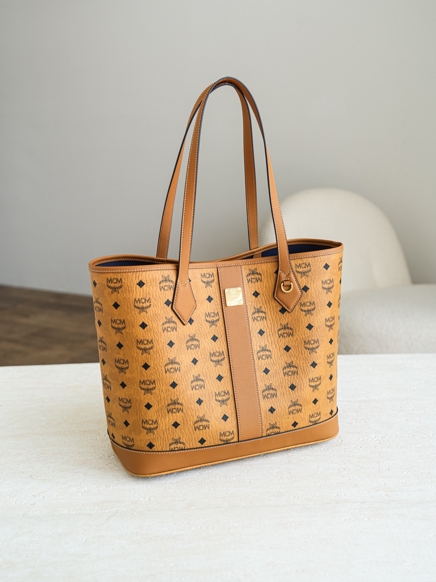 ®全新升级®官网同步𝙈𝘾𝙈 𝙇𝙞𝙯 𝙑𝙞𝙨𝙚𝙩𝙤𝙨干邑色中号#26新款D扣子母包.独家®️经典 中号干邑