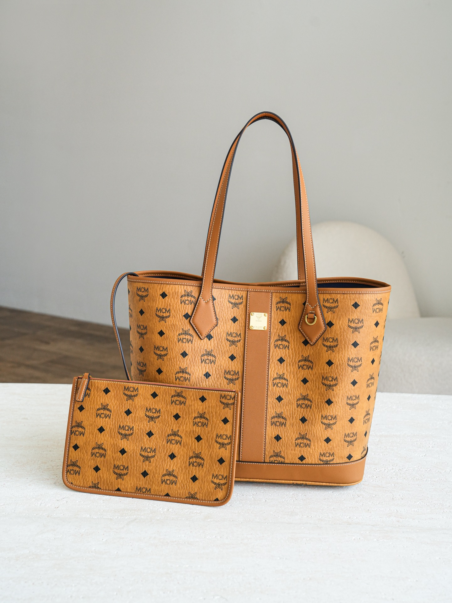 ®全新升级®官网同步𝙈𝘾𝙈 𝙇𝙞𝙯 𝙑𝙞𝙨𝙚𝙩𝙤𝙨干邑色中号#26新款D扣子母包.独家®️经典 中号干邑