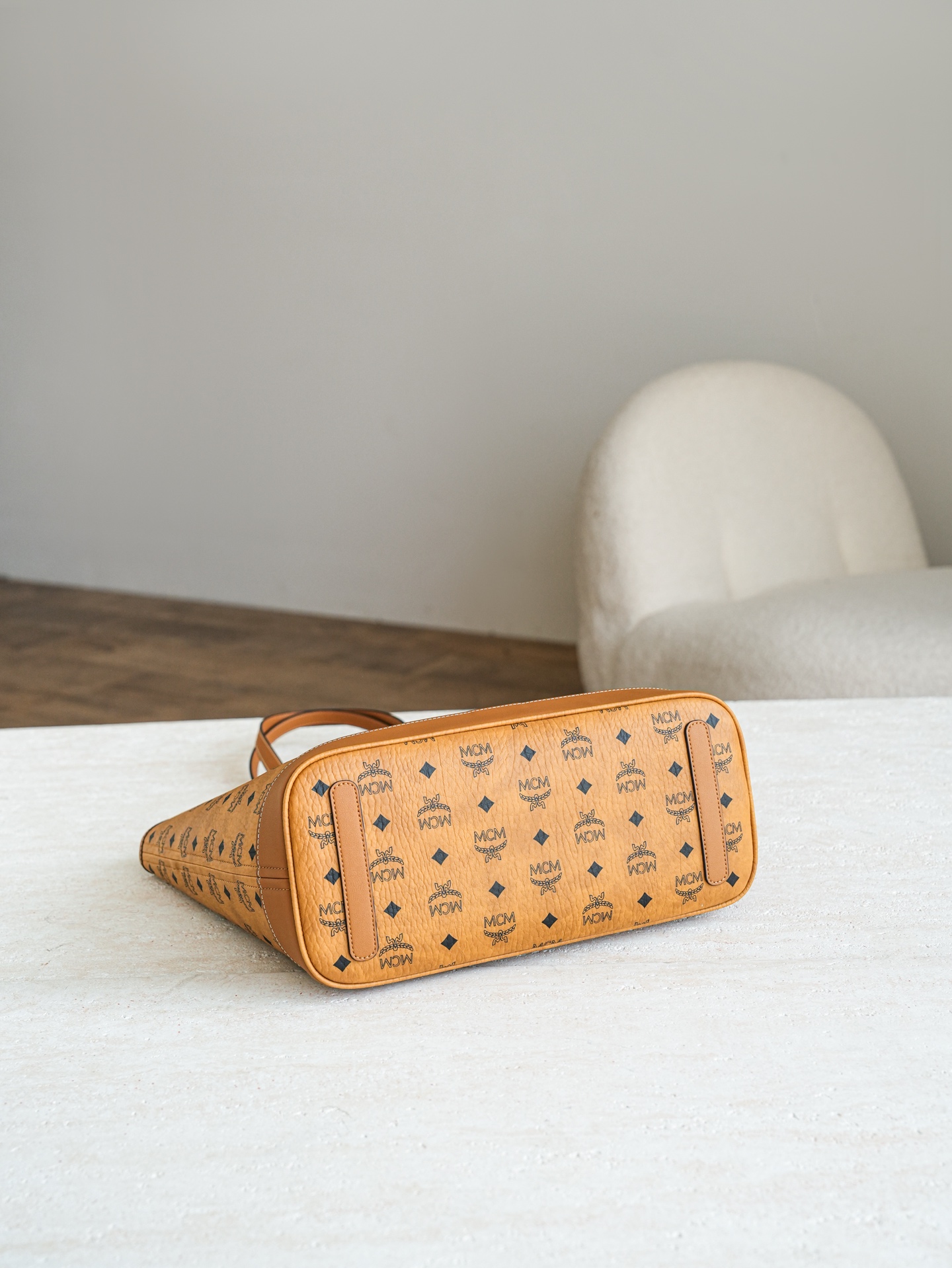 ®全新升级®官网同步𝙈𝘾𝙈 𝙇𝙞𝙯 𝙑𝙞𝙨𝙚𝙩𝙤𝙨干邑色中号#26新款D扣子母包.独家®️经典 中号干邑