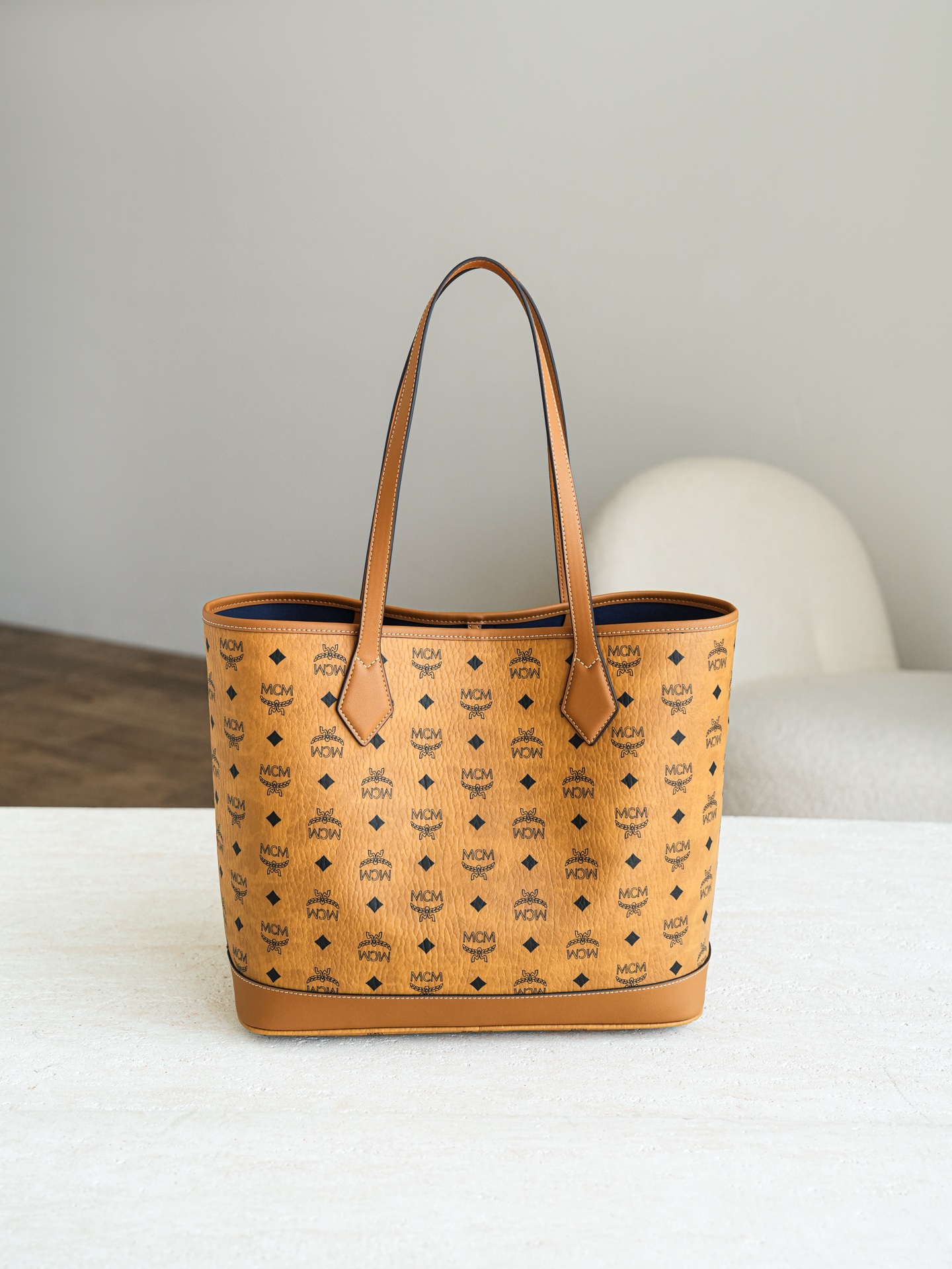 ®全新升级®官网同步𝙈𝘾𝙈 𝙇𝙞𝙯 𝙑𝙞𝙨𝙚𝙩𝙤𝙨干邑色中号#26新款D扣子母包.独家®️经典 中号干邑