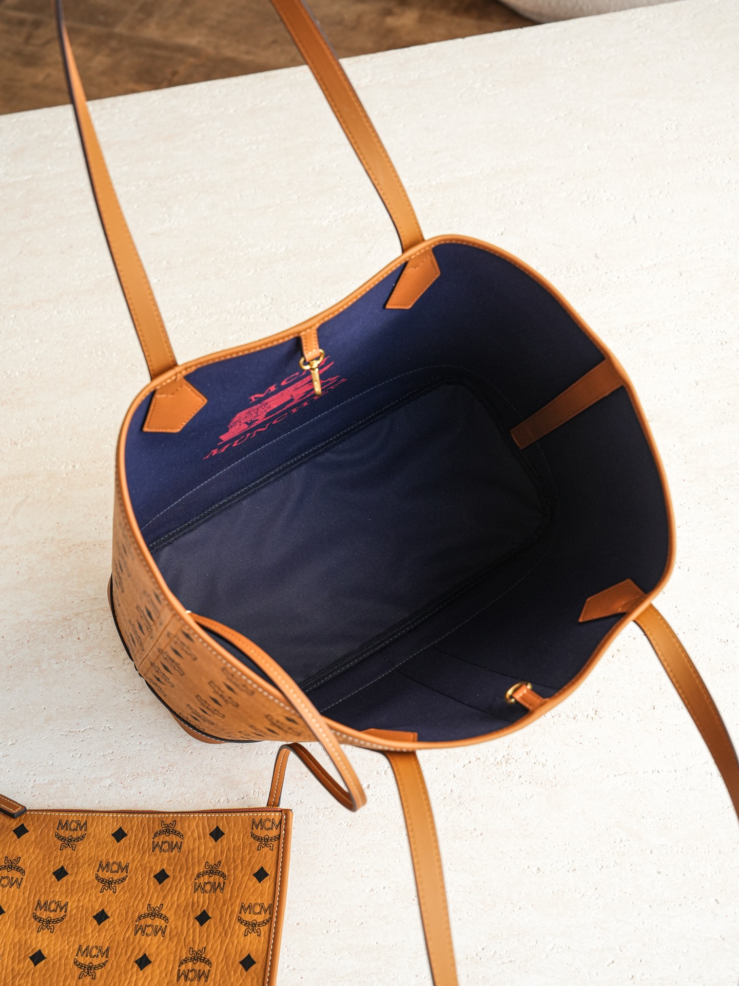 ®全新升级®官网同步𝙈𝘾𝙈 𝙇𝙞𝙯 𝙑𝙞𝙨𝙚𝙩𝙤𝙨干邑色中号#26新款D扣子母包.独家®️经典 中号干邑