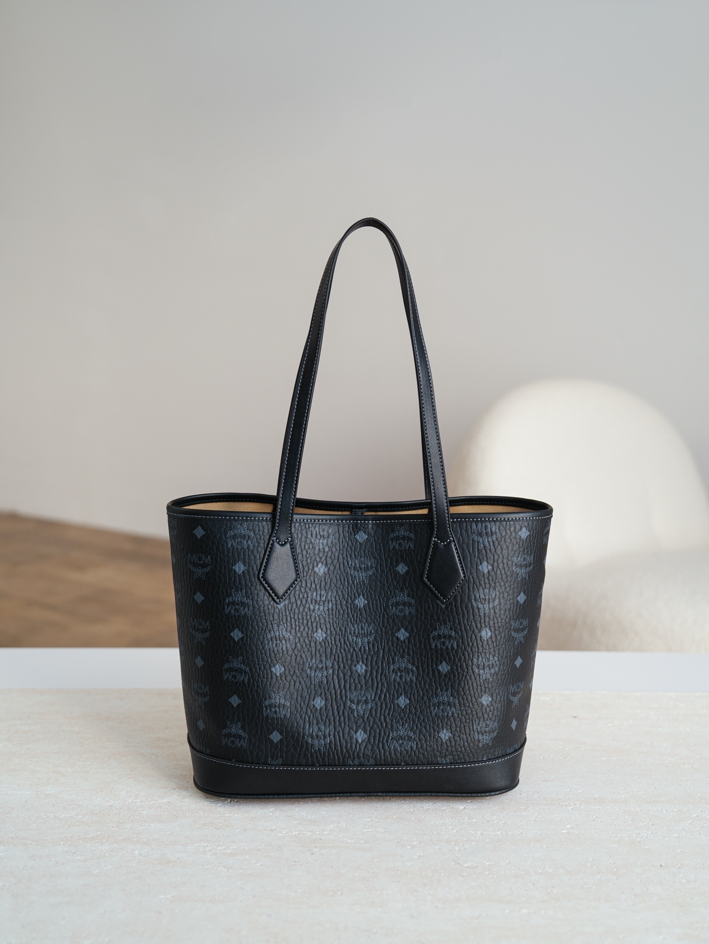 ®全新升级®官网同步𝙈𝘾𝙈 𝙇𝙞𝙯 𝙑𝙞𝙨𝙚𝙩𝙤𝙨黑色小号#26新款D扣子母包.独家®️经典 小号 黑色