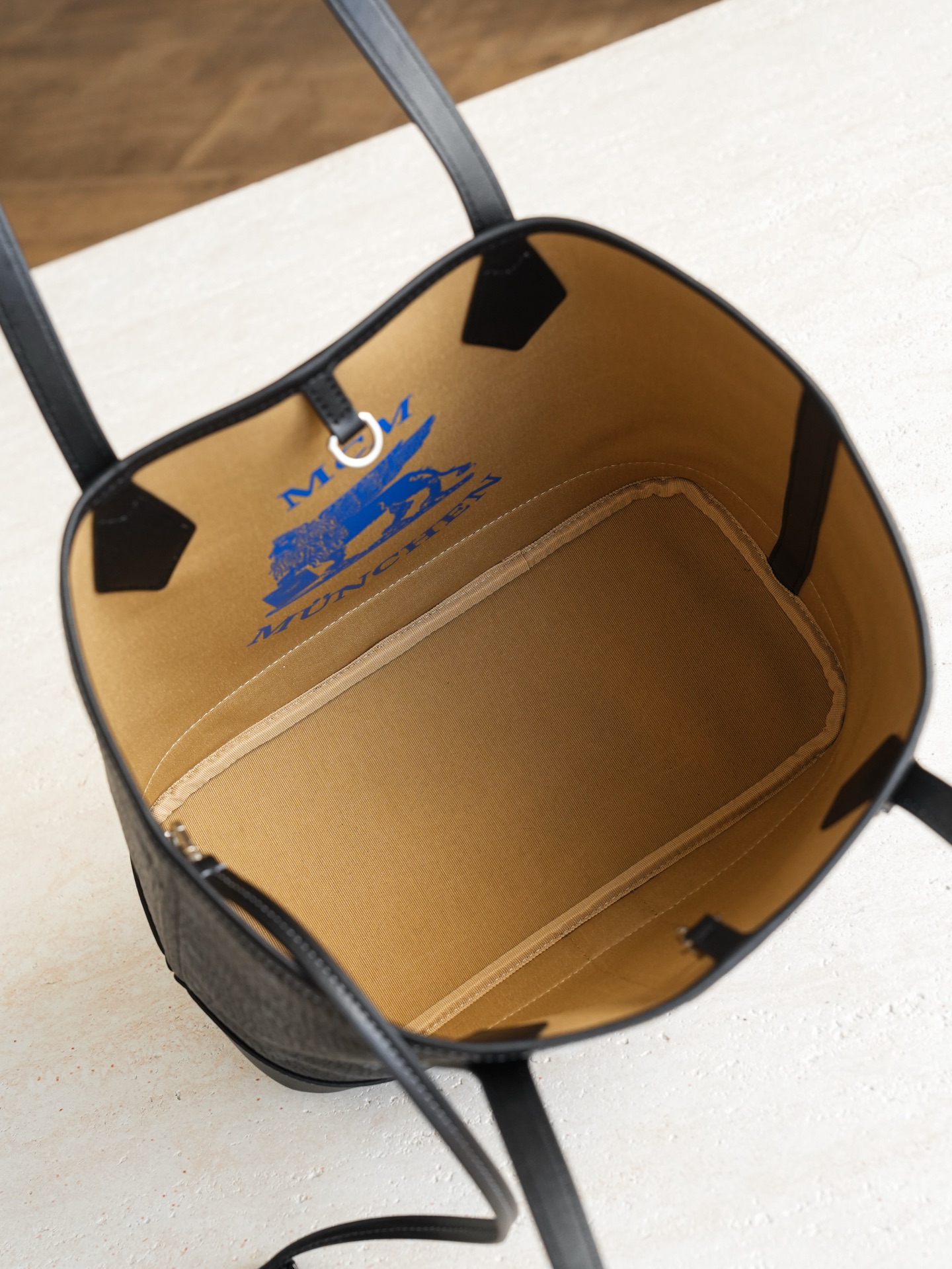 ®全新升级®官网同步𝙈𝘾𝙈 𝙇𝙞𝙯 𝙑𝙞𝙨𝙚𝙩𝙤𝙨黑色小号#26新款D扣子母包.独家®️经典 小号 黑色