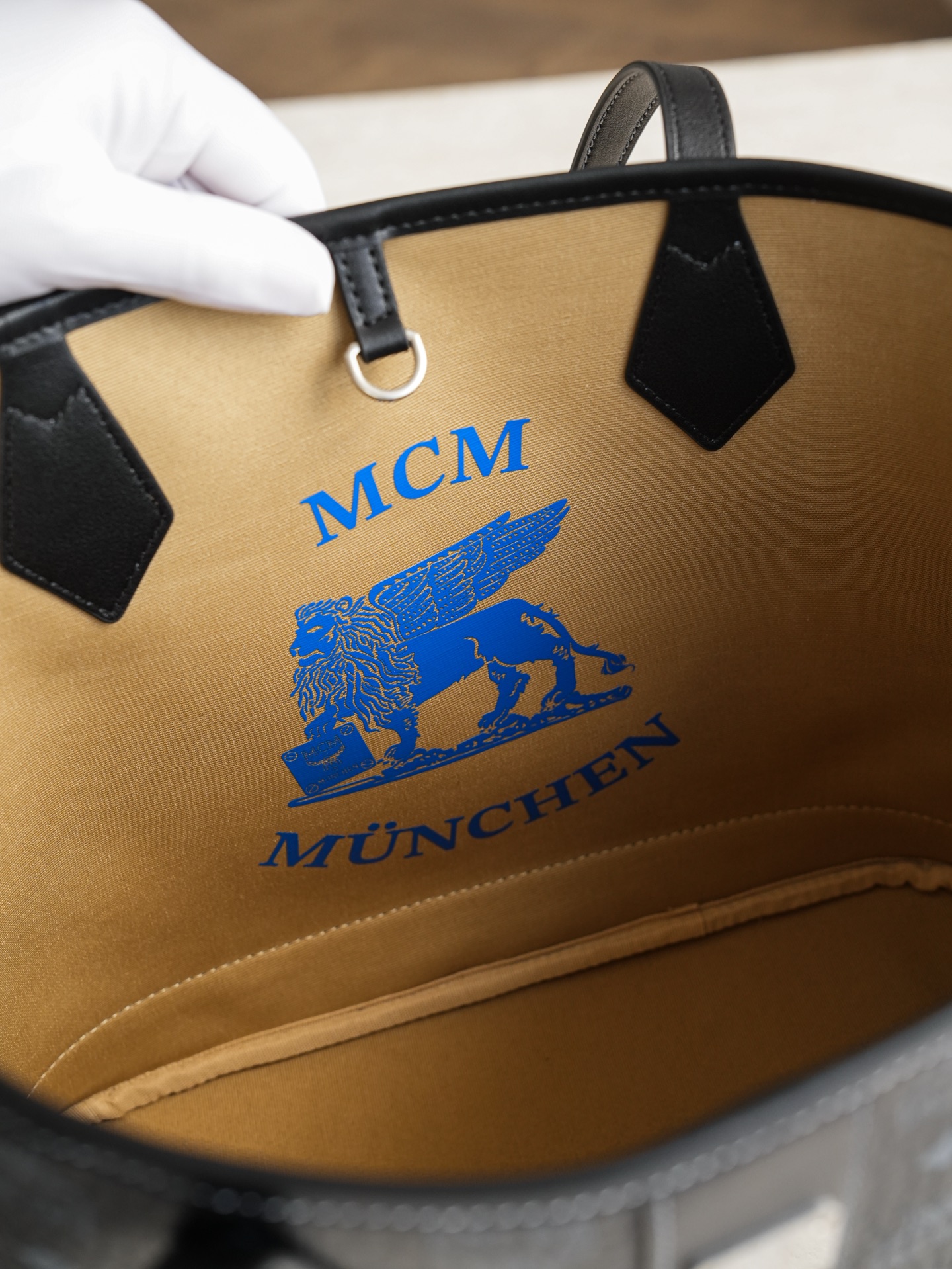 ®全新升级®官网同步𝙈𝘾𝙈 𝙇𝙞𝙯 𝙑𝙞𝙨𝙚𝙩𝙤𝙨黑色小号#26新款D扣子母包.独家®️经典 小号 黑色