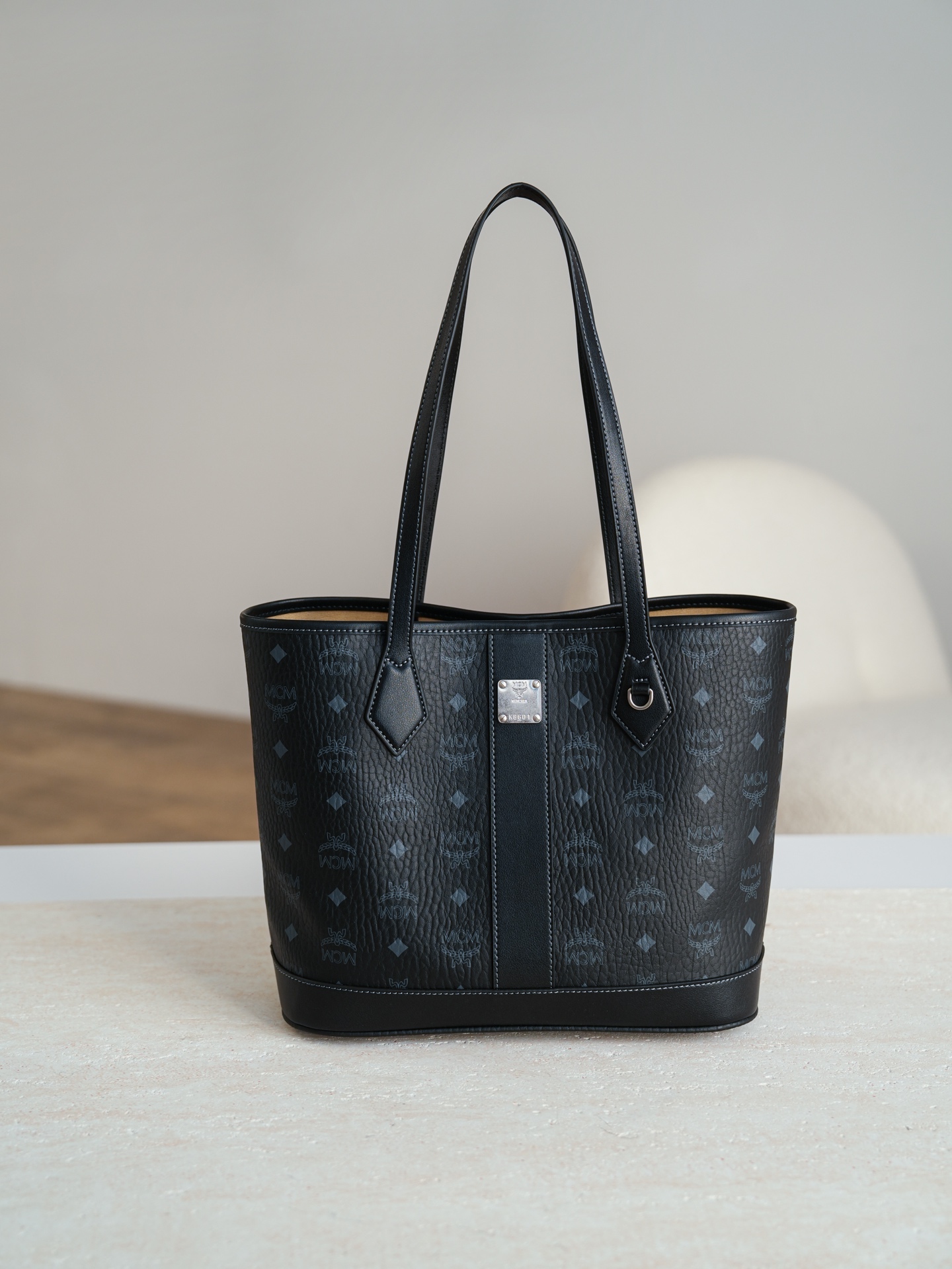 ®全新升级®官网同步𝙈𝘾𝙈 𝙇𝙞𝙯 𝙑𝙞𝙨𝙚𝙩𝙤𝙨黑色小号#26新款D扣子母包.独家®️经典 小号 黑色