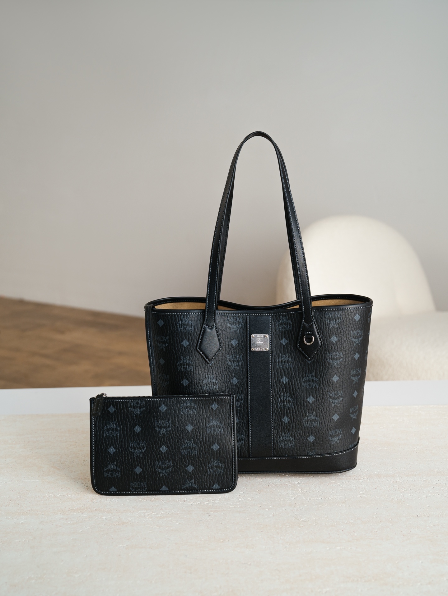 ®全新升级®官网同步𝙈𝘾𝙈 𝙇𝙞𝙯 𝙑𝙞𝙨𝙚𝙩𝙤𝙨黑色小号#26新款D扣子母包.独家®️经典 小号 黑色