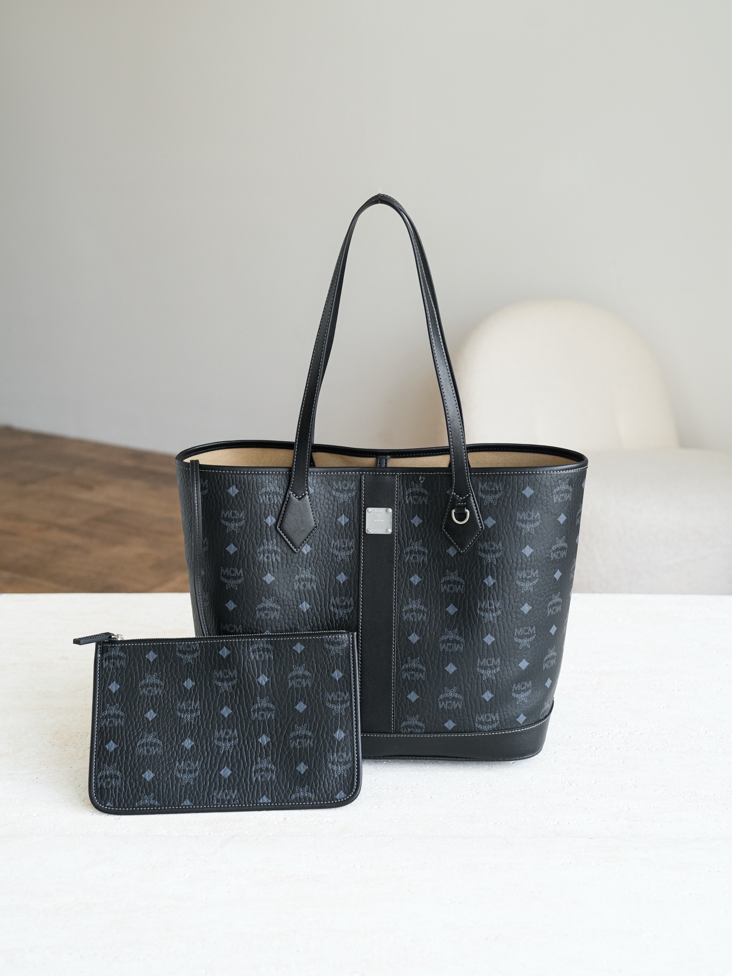 ®全新升级®官网同步𝙈𝘾𝙈 𝙇𝙞𝙯 𝙑𝙞𝙨𝙚𝙩𝙤𝙨黑色 中号#26新款D扣子母包.独家®️经典 中号 黑