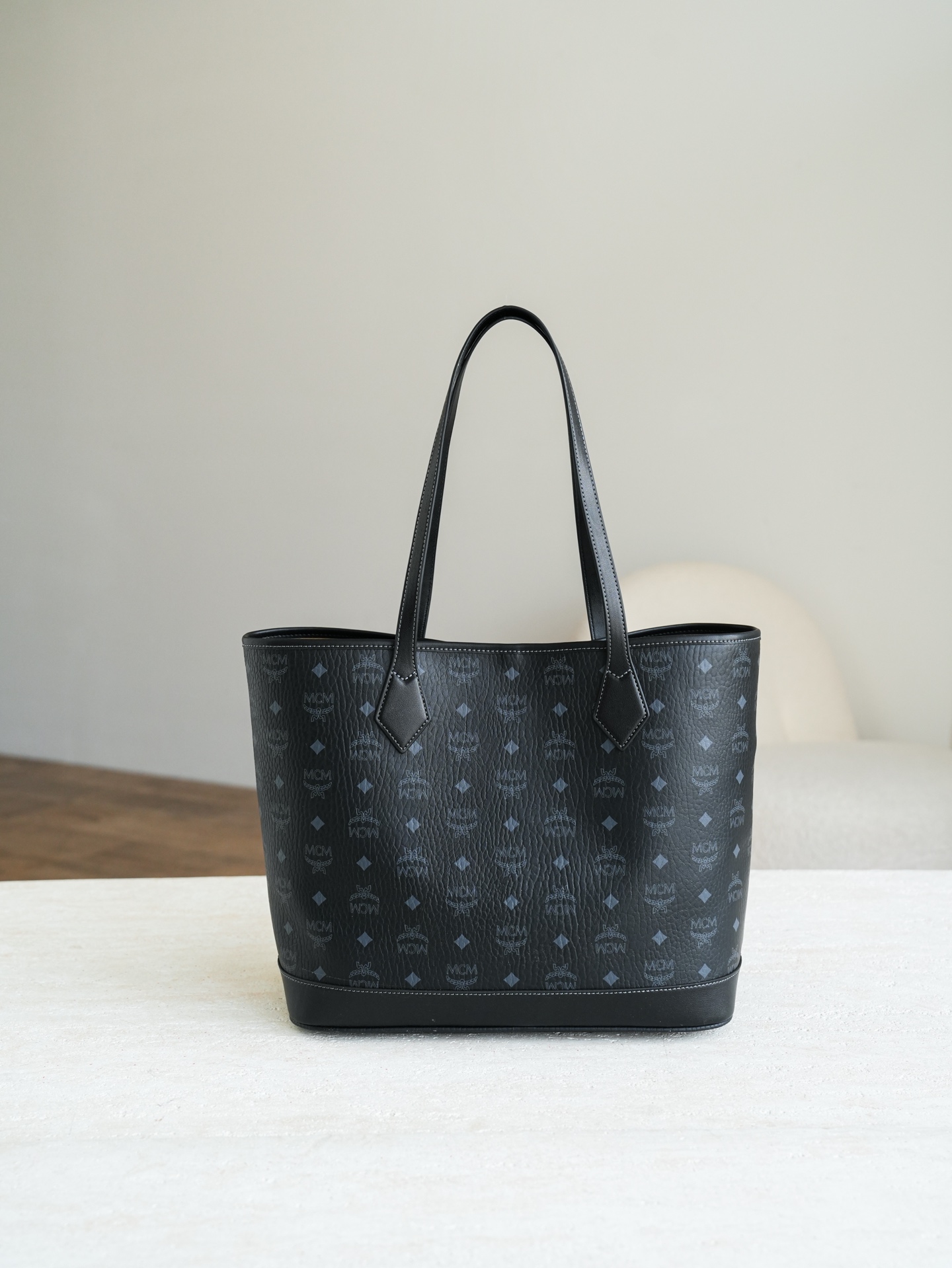 ®全新升级®官网同步𝙈𝘾𝙈 𝙇𝙞𝙯 𝙑𝙞𝙨𝙚𝙩𝙤𝙨黑色 中号#26新款D扣子母包.独家®️经典 中号 黑