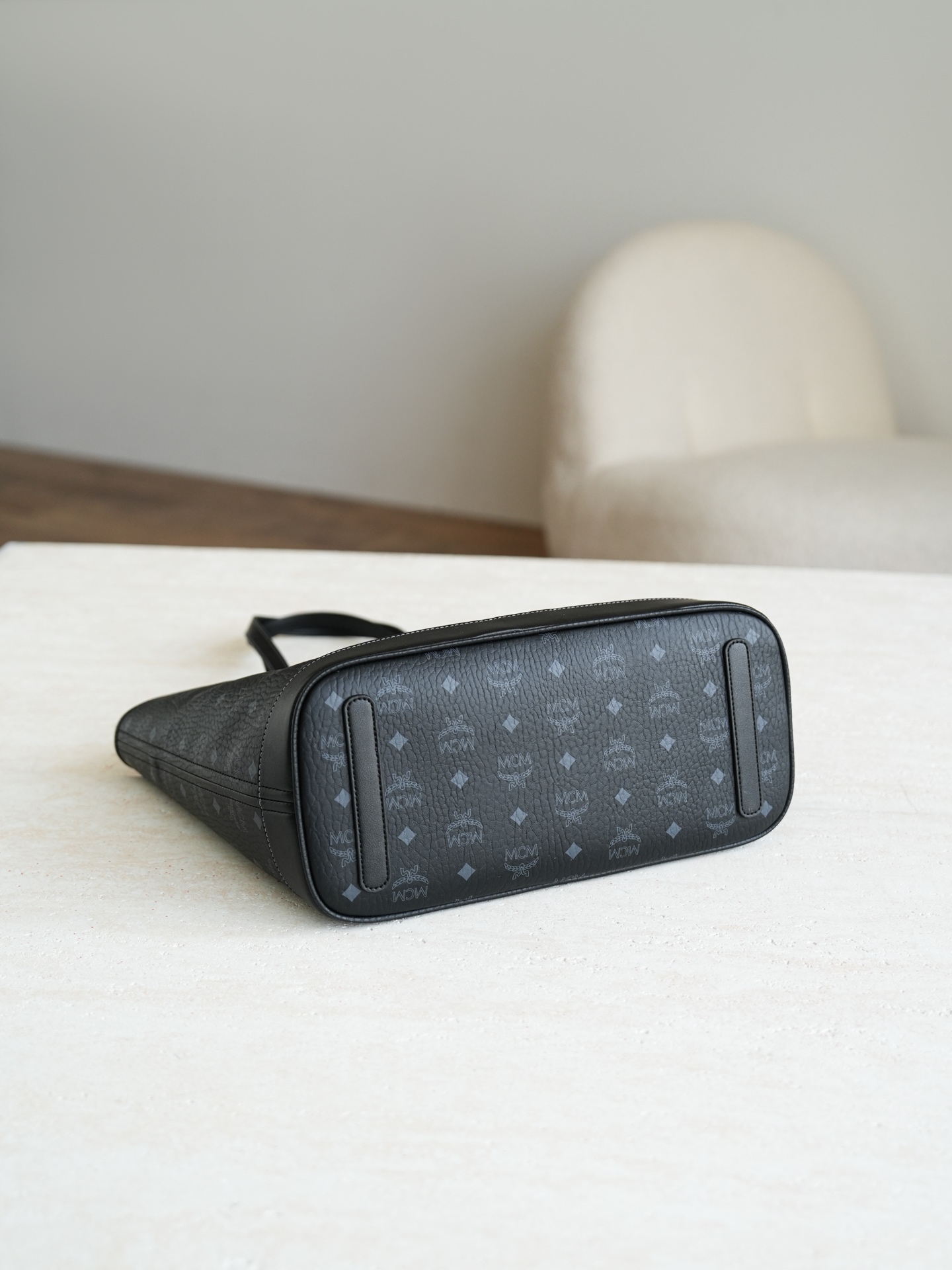 ®全新升级®官网同步𝙈𝘾𝙈 𝙇𝙞𝙯 𝙑𝙞𝙨𝙚𝙩𝙤𝙨黑色 中号#26新款D扣子母包.独家®️经典 中号 黑