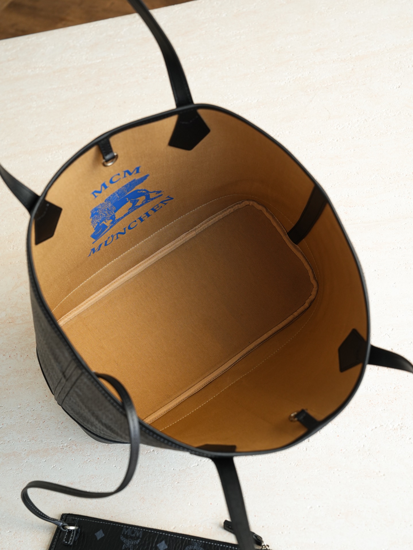 ®全新升级®官网同步𝙈𝘾𝙈 𝙇𝙞𝙯 𝙑𝙞𝙨𝙚𝙩𝙤𝙨黑色 中号#26新款D扣子母包.独家®️经典 中号 黑