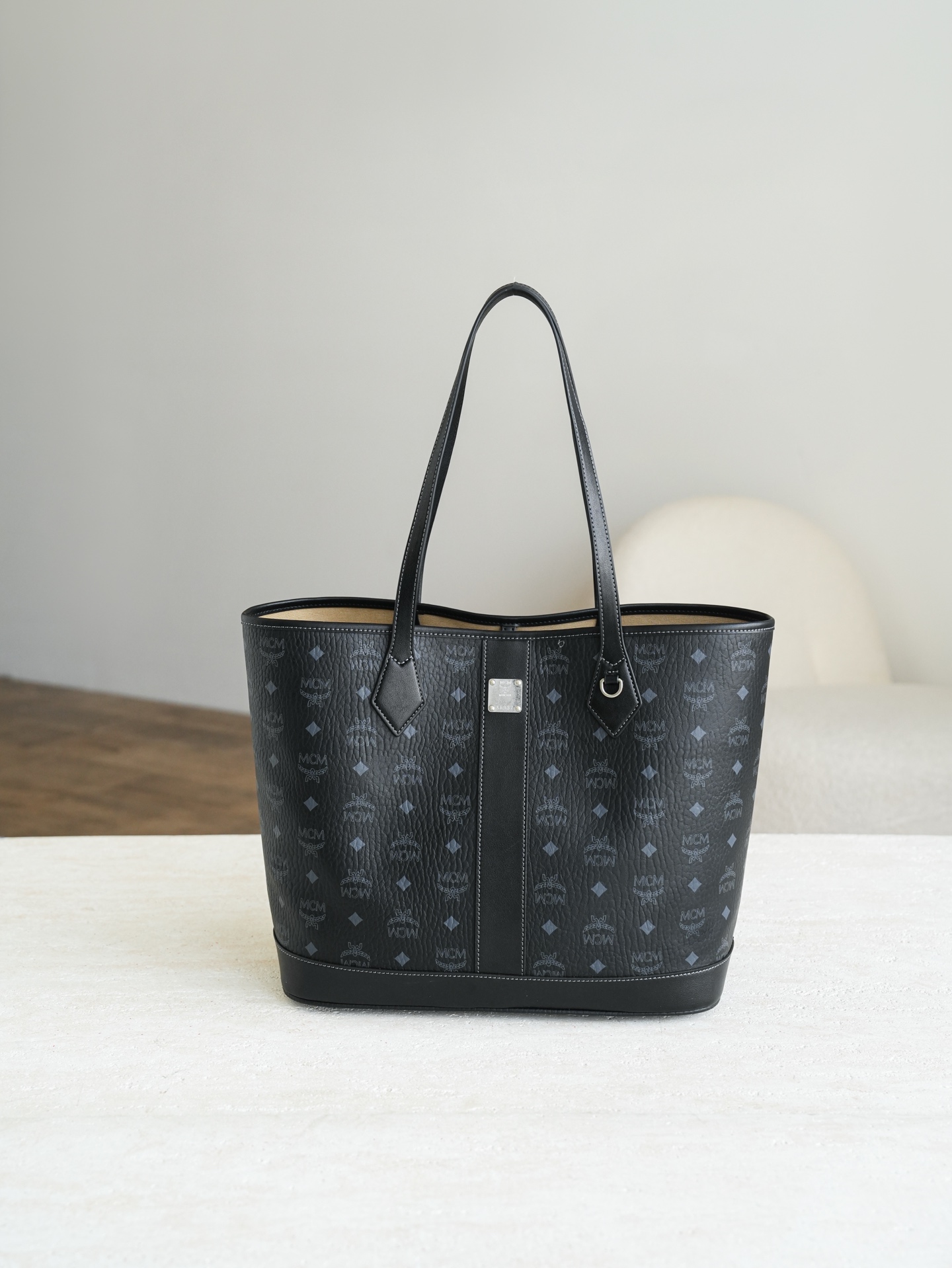 ®全新升级®官网同步𝙈𝘾𝙈 𝙇𝙞𝙯 𝙑𝙞𝙨𝙚𝙩𝙤𝙨黑色 中号#26新款D扣子母包.独家®️经典 中号 黑