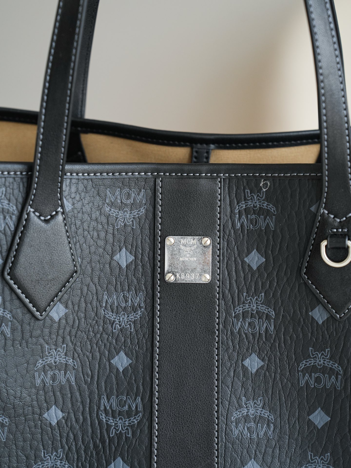 MCM 𝐋𝐞𝐚𝐭𝐡𝐞𝐫leather