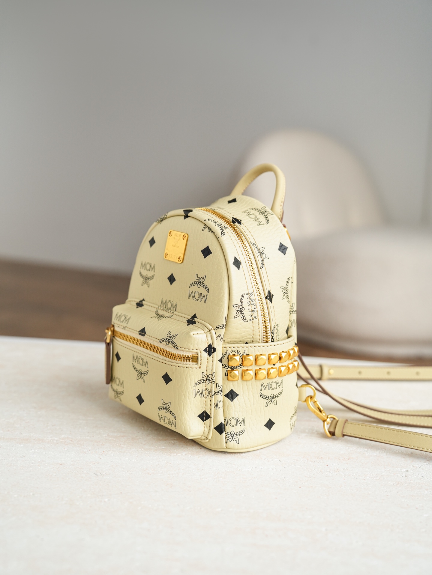 ®五金全新升级®官网同步𝙈𝘾𝙈 𝙎𝙩𝙖𝙧𝙠 𝙑𝙞𝙨𝙚𝙩𝙤𝙨米白色超mini#铆钉双肩包超mini ·CP