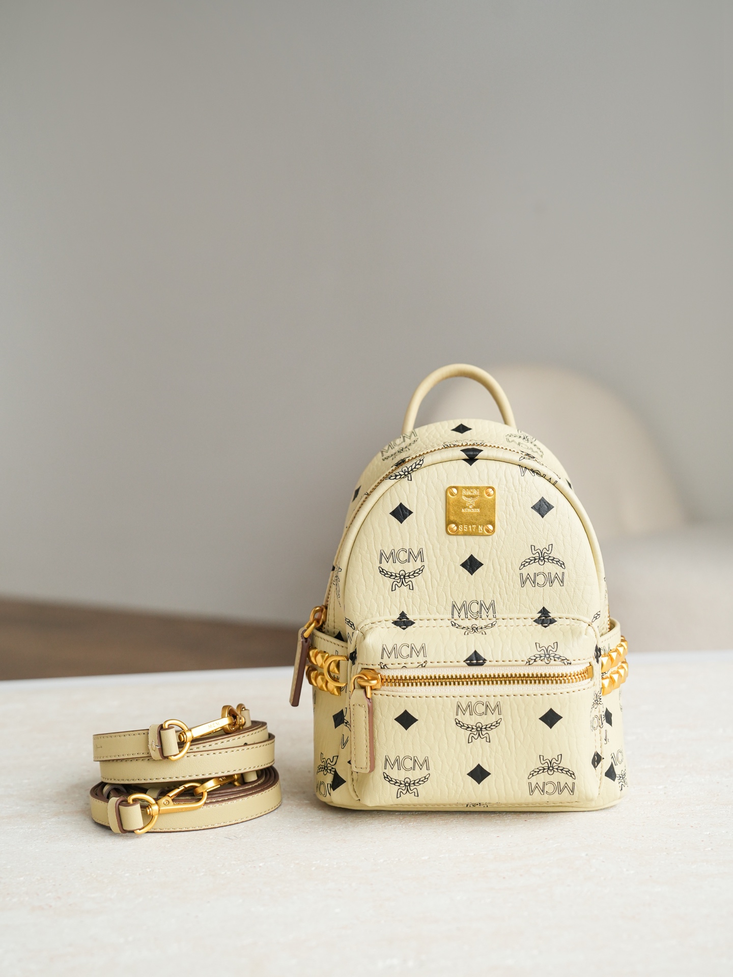 ®五金全新升级®官网同步𝙈𝘾𝙈 𝙎𝙩𝙖𝙧𝙠 𝙑𝙞𝙨𝙚𝙩𝙤𝙨米白色超mini#铆钉双肩包超mini ·CP