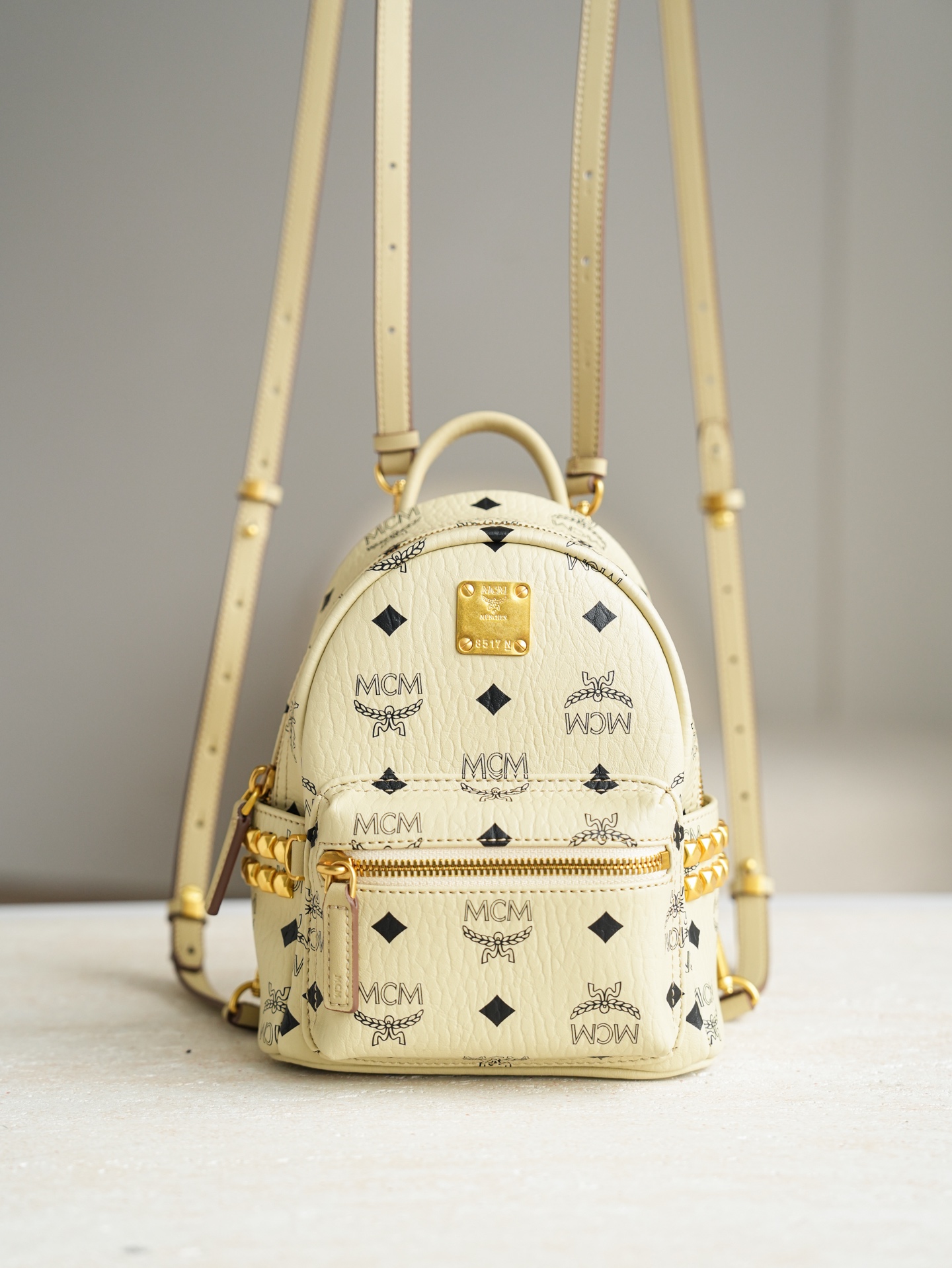 ®五金全新升级®官网同步𝙈𝘾𝙈 𝙎𝙩𝙖𝙧𝙠 𝙑𝙞𝙨𝙚𝙩𝙤𝙨米白色超mini#铆钉双肩包超mini ·CP