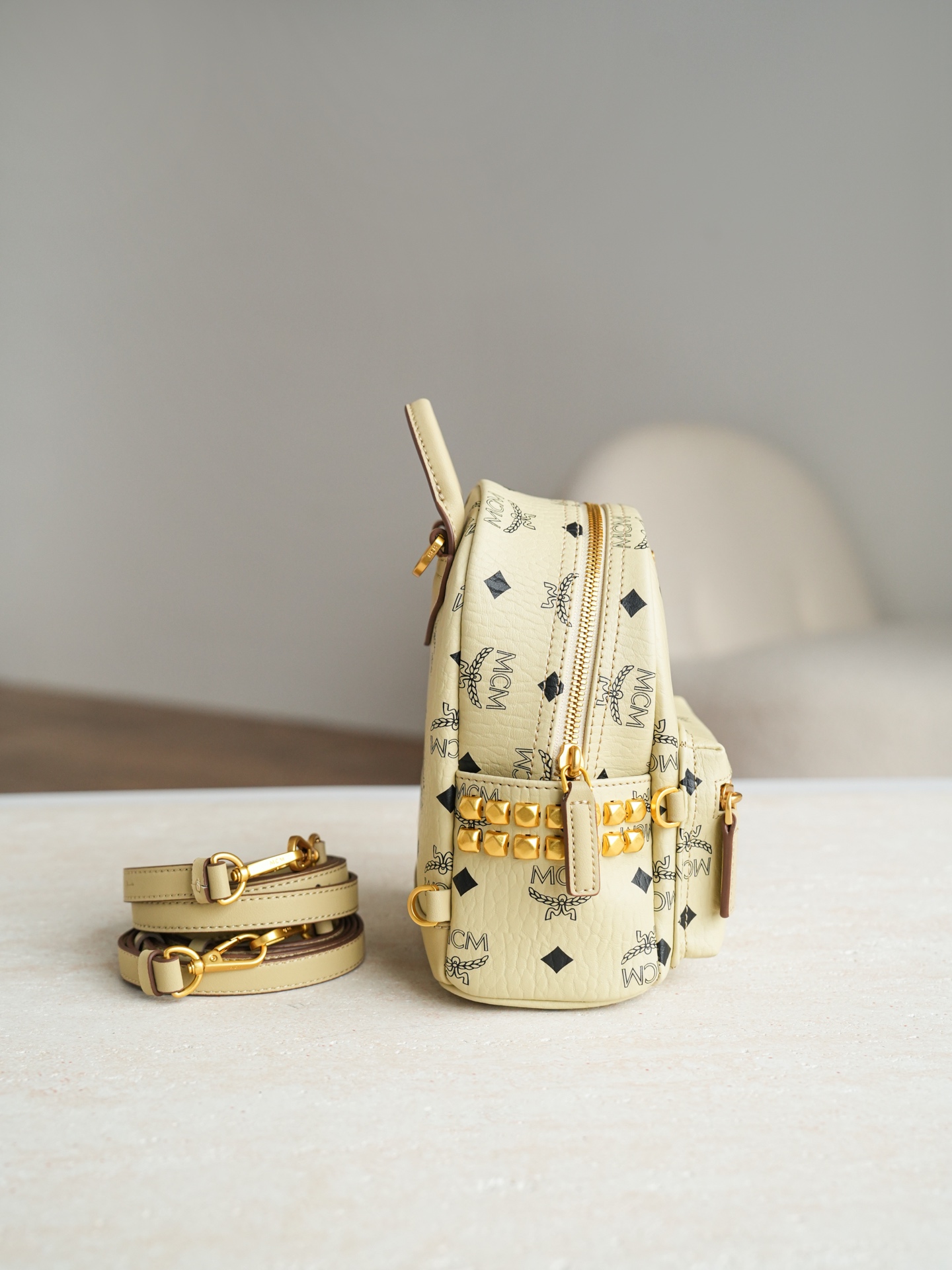 ®五金全新升级®官网同步𝙈𝘾𝙈 𝙎𝙩𝙖𝙧𝙠 𝙑𝙞𝙨𝙚𝙩𝙤𝙨米白色超mini#铆钉双肩包超mini ·CP