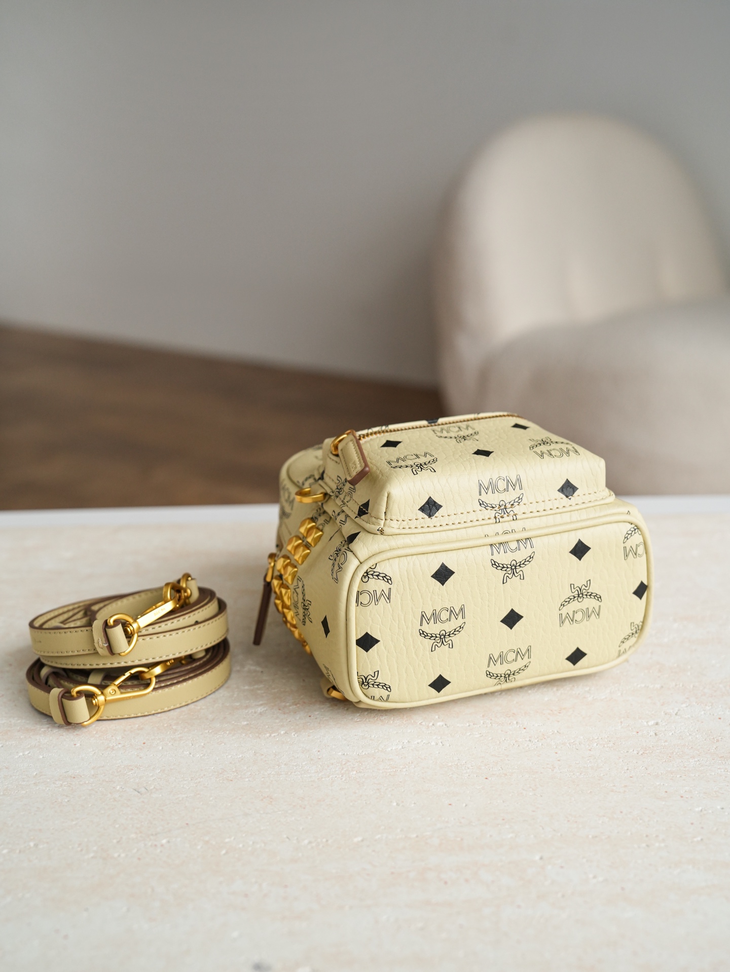 ®五金全新升级®官网同步𝙈𝘾𝙈 𝙎𝙩𝙖𝙧𝙠 𝙑𝙞𝙨𝙚𝙩𝙤𝙨米白色超mini#铆钉双肩包超mini ·CP