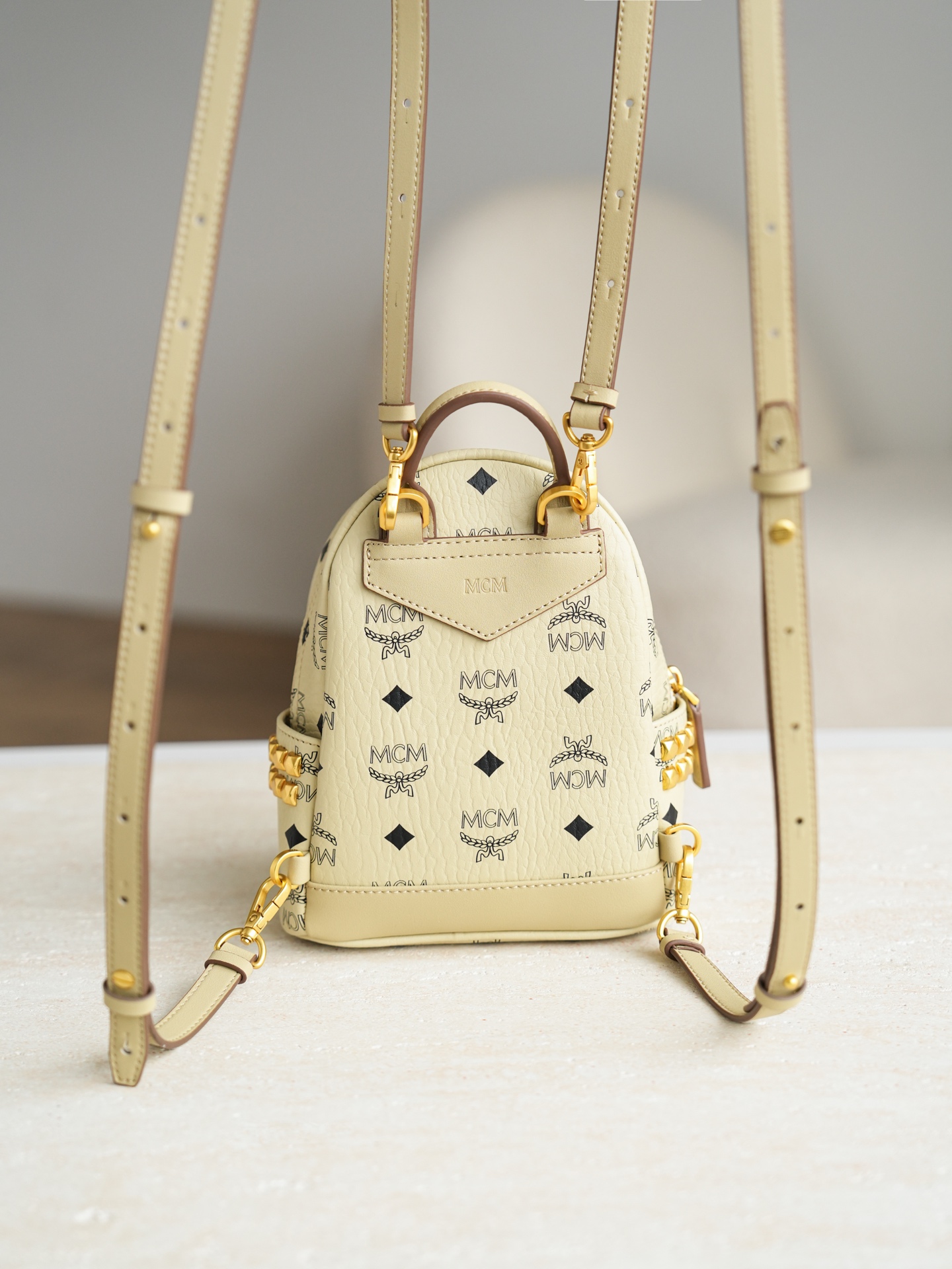 ®五金全新升级®官网同步𝙈𝘾𝙈 𝙎𝙩𝙖𝙧𝙠 𝙑𝙞𝙨𝙚𝙩𝙤𝙨米白色超mini#铆钉双肩包超mini ·CP