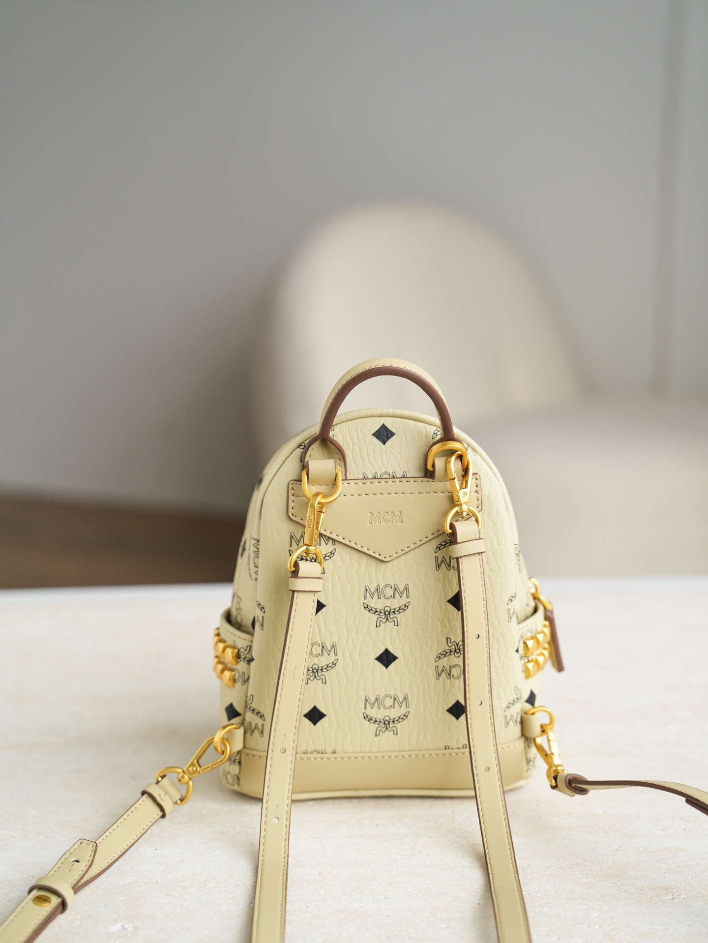 ®五金全新升级®官网同步𝙈𝘾𝙈 𝙎𝙩𝙖𝙧𝙠 𝙑𝙞𝙨𝙚𝙩𝙤𝙨米白色超mini#铆钉双肩包超mini ·CP