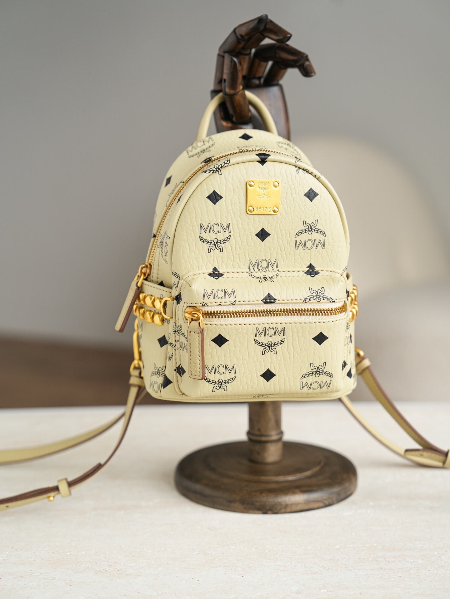 ®五金全新升级®官网同步𝙈𝘾𝙈 𝙎𝙩𝙖𝙧𝙠 𝙑𝙞𝙨𝙚𝙩𝙤𝙨米白色超mini#铆钉双肩包超mini ·CP