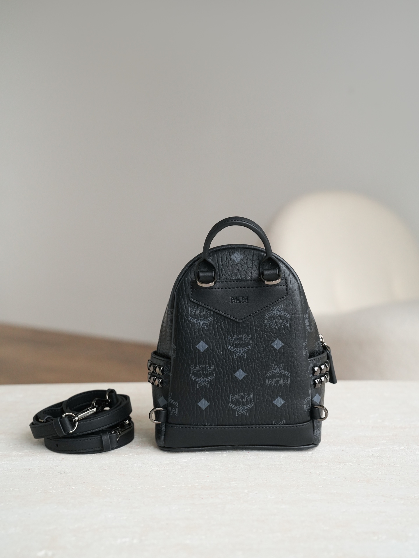 ®五金全新升级®官网同步𝙈𝘾𝙈 𝙎𝙩𝙖𝙧𝙠 𝙑𝙞𝙨𝙚𝙩𝙤𝙨黑色 超mini#铆钉双肩包超mini ·CP