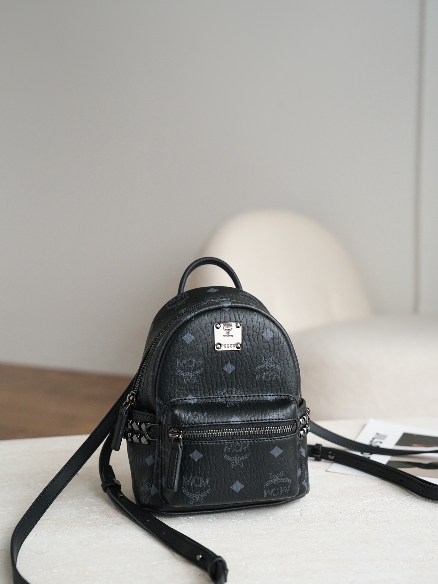 ®五金全新升级®官网同步𝙈𝘾𝙈 𝙎𝙩𝙖𝙧𝙠 𝙑𝙞𝙨𝙚𝙩𝙤𝙨黑色 超mini#铆钉双肩包超mini ·CP