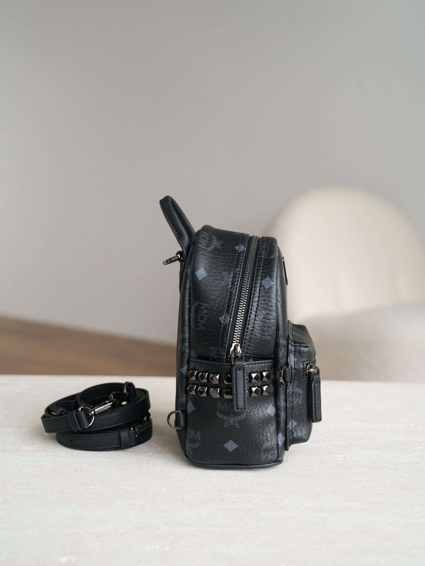 ®五金全新升级®官网同步𝙈𝘾𝙈 𝙎𝙩𝙖𝙧𝙠 𝙑𝙞𝙨𝙚𝙩𝙤𝙨黑色 超mini#铆钉双肩包超mini ·CP