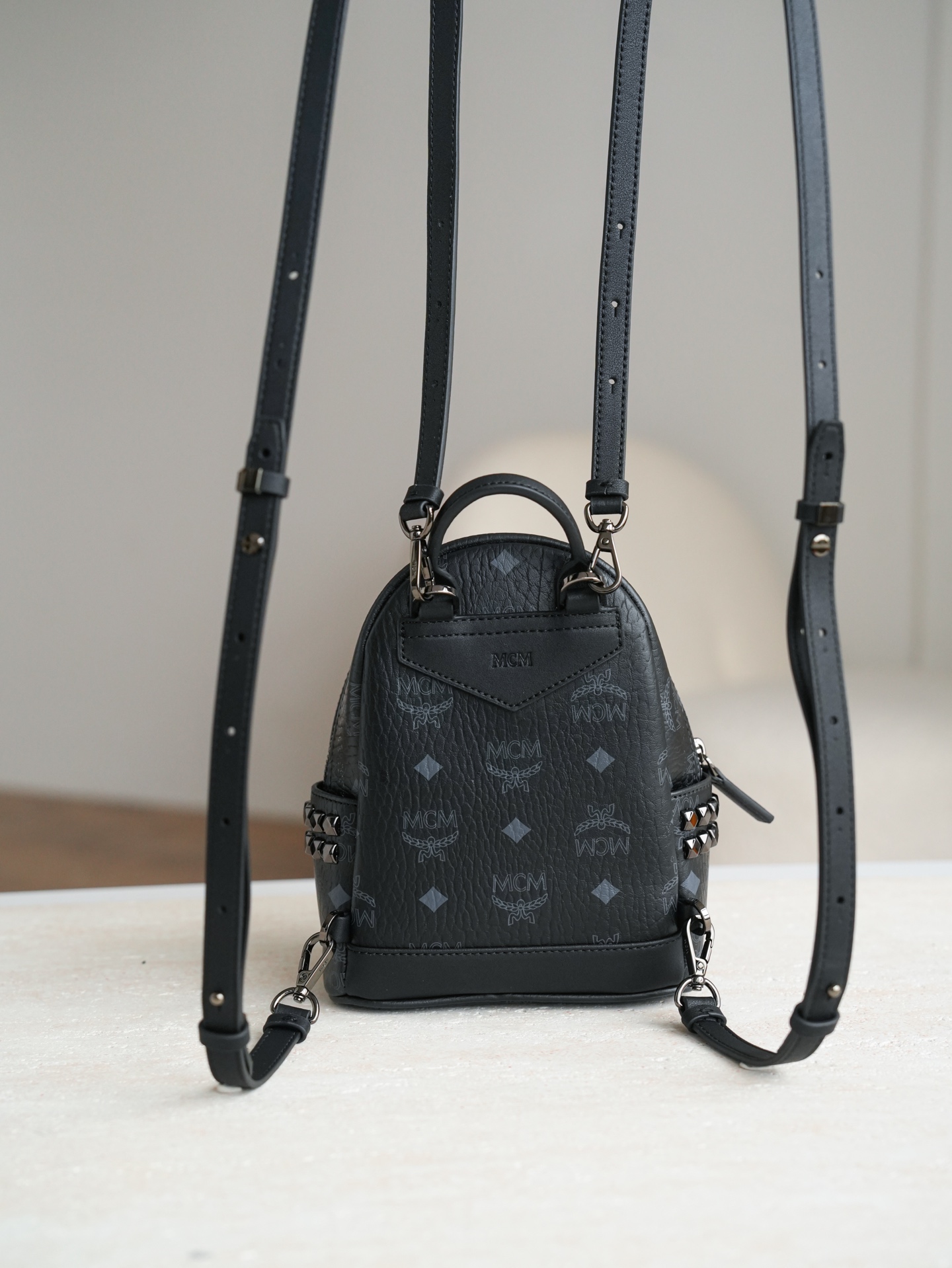 ®五金全新升级®官网同步𝙈𝘾𝙈 𝙎𝙩𝙖𝙧𝙠 𝙑𝙞𝙨𝙚𝙩𝙤𝙨黑色 超mini#铆钉双肩包超mini ·CP