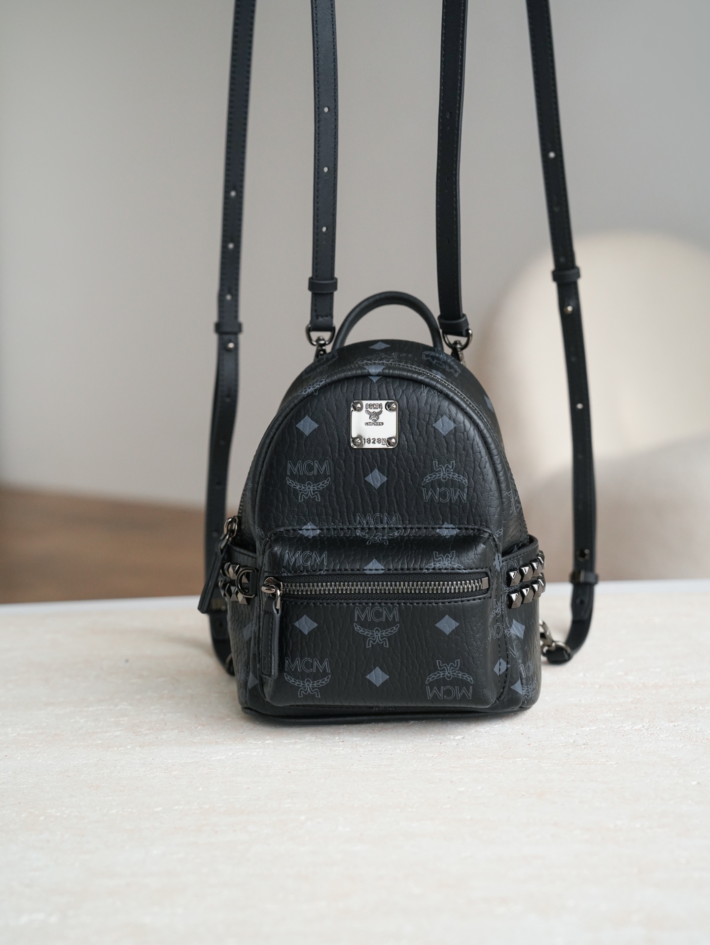 ®五金全新升级®官网同步𝙈𝘾𝙈 𝙎𝙩𝙖𝙧𝙠 𝙑𝙞𝙨𝙚𝙩𝙤𝙨黑色 超mini#铆钉双肩包超mini ·CP