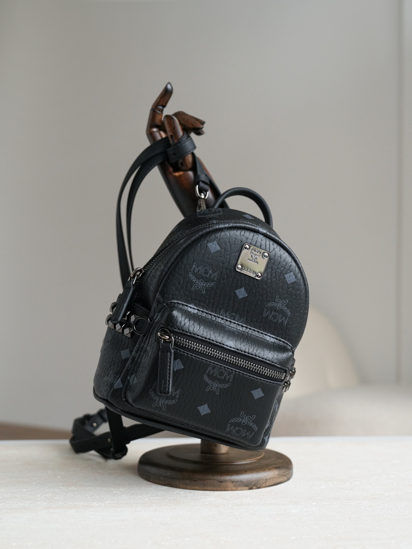 ®五金全新升级®官网同步𝙈𝘾𝙈 𝙎𝙩𝙖𝙧𝙠 𝙑𝙞𝙨𝙚𝙩𝙤𝙨黑色 超mini#铆钉双肩包超mini ·CP