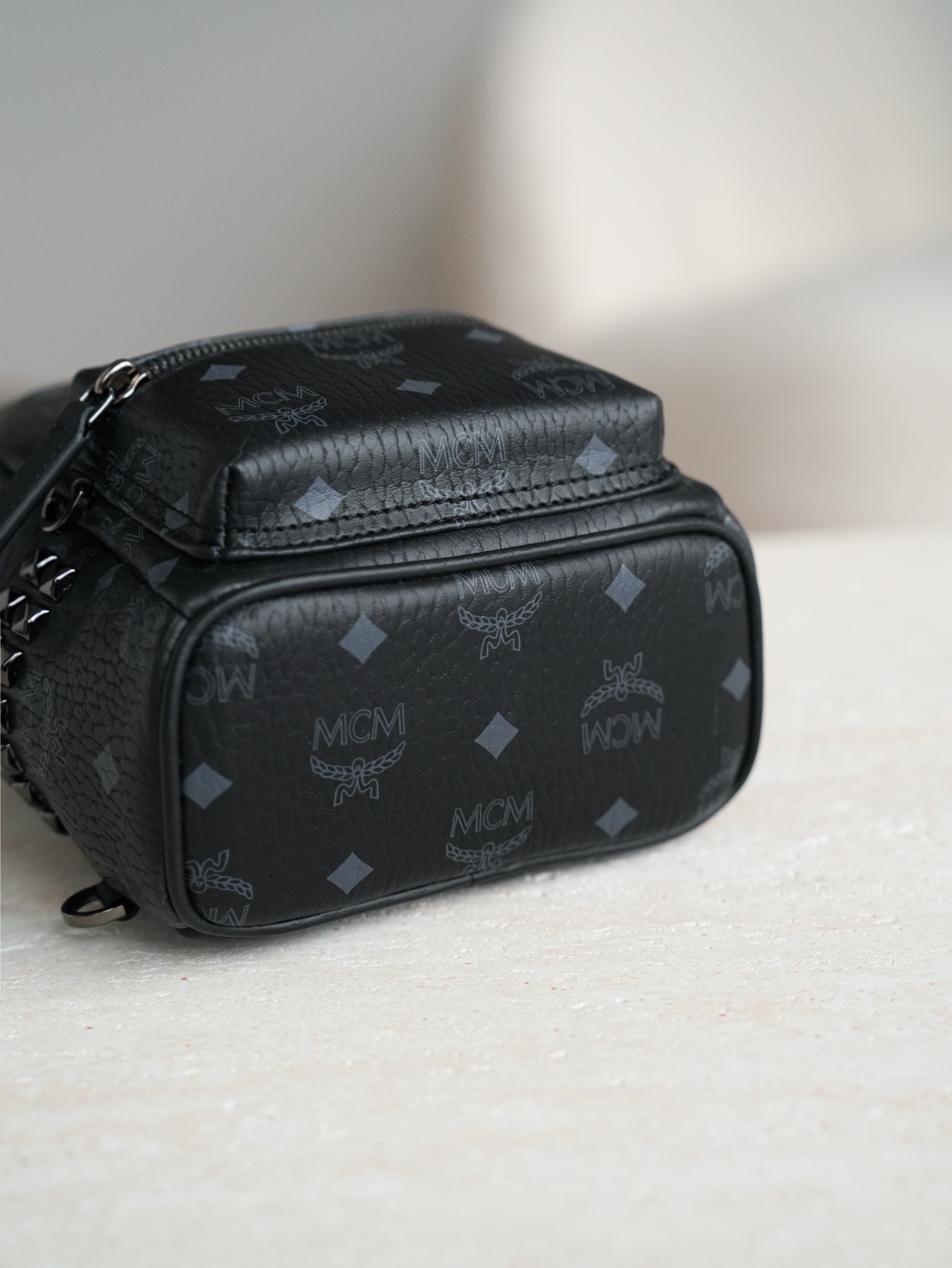 ®五金全新升级®官网同步𝙈𝘾𝙈 𝙎𝙩𝙖𝙧𝙠 𝙑𝙞𝙨𝙚𝙩𝙤𝙨黑色 超mini#铆钉双肩包超mini ·CP