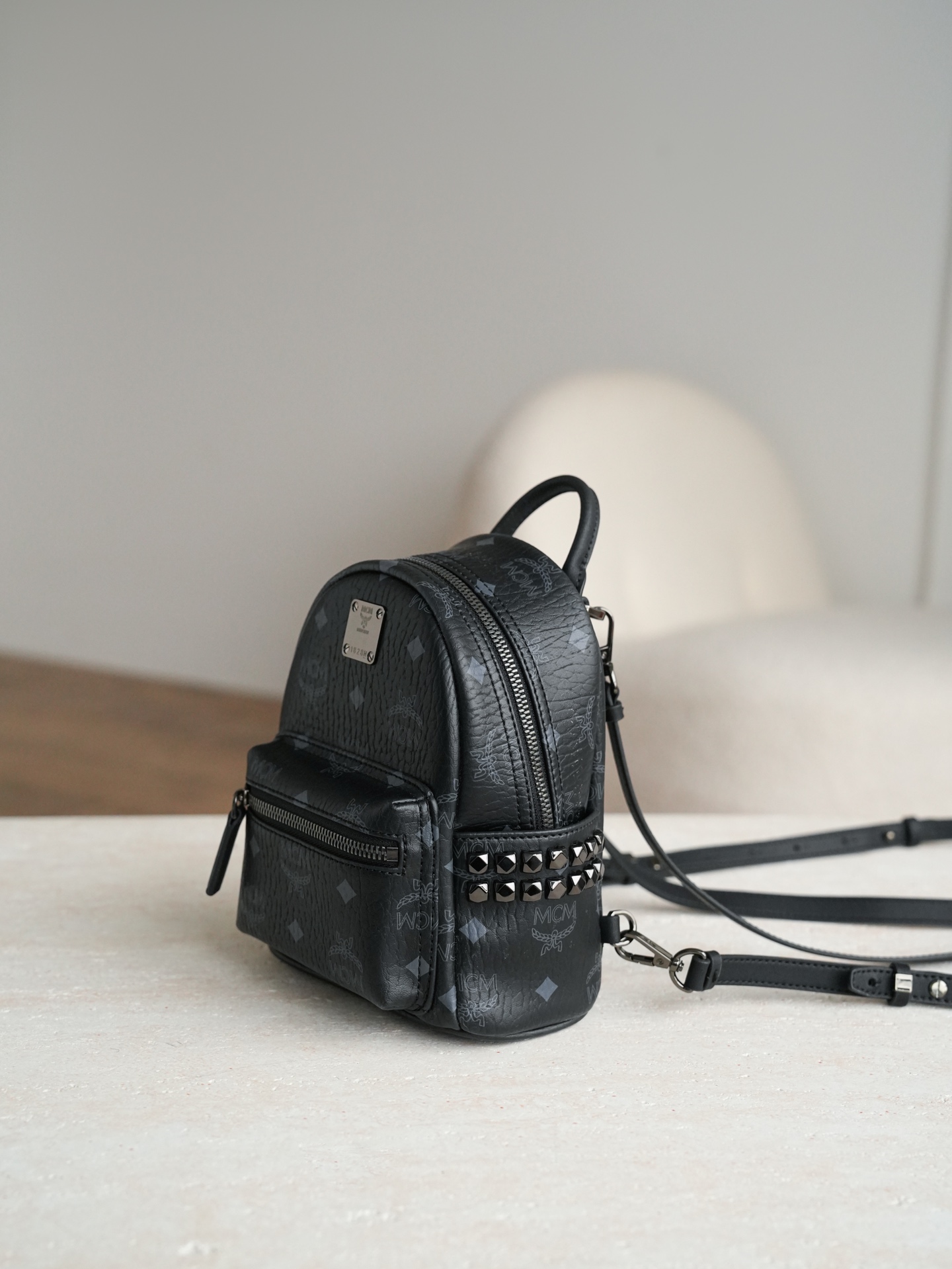 ®五金全新升级®官网同步𝙈𝘾𝙈 𝙎𝙩𝙖𝙧𝙠 𝙑𝙞𝙨𝙚𝙩𝙤𝙨黑色 超mini#铆钉双肩包超mini ·CP