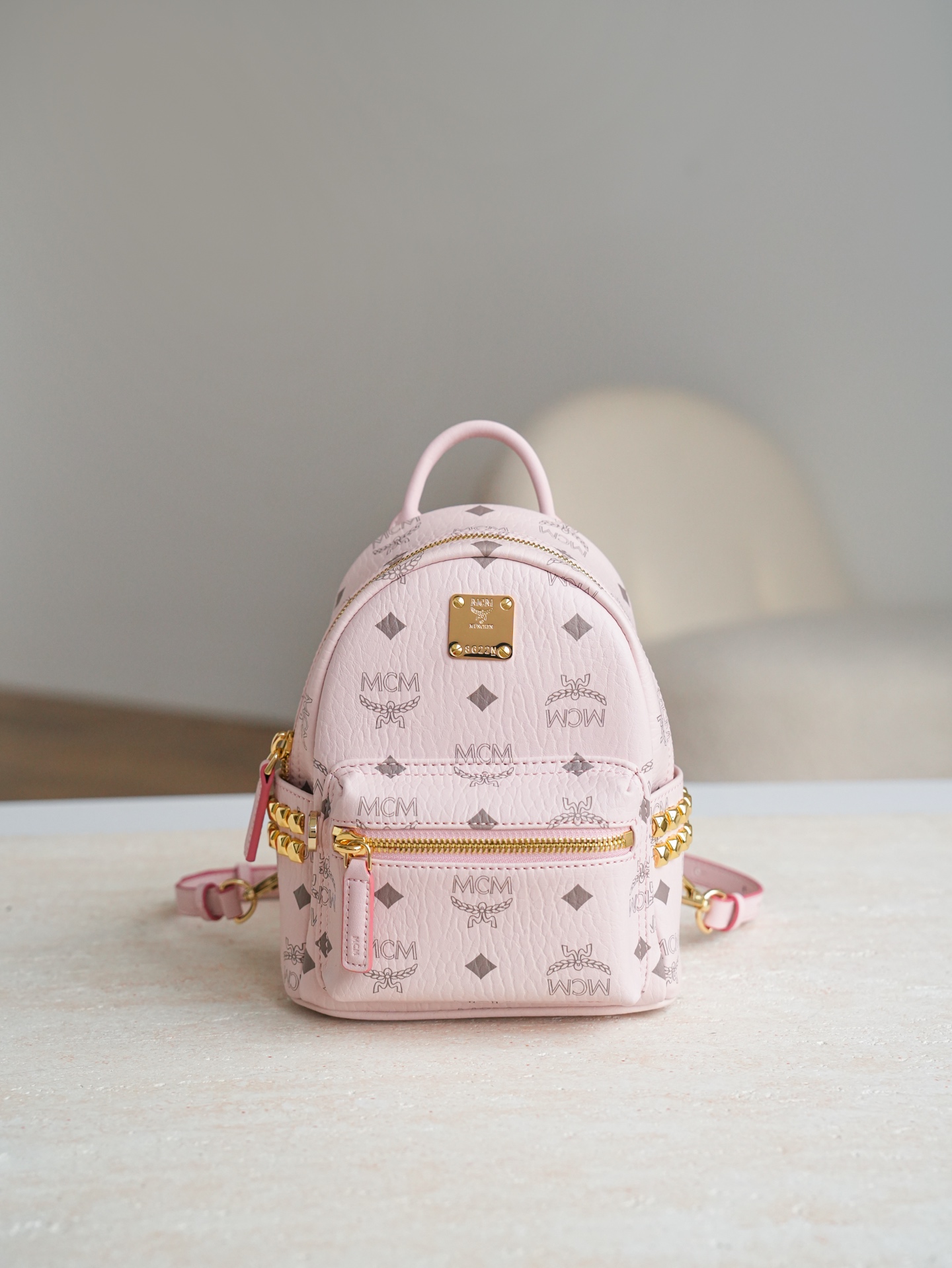 ®五金全新升级®官网同步𝙈𝘾𝙈 𝙎𝙩𝙖𝙧𝙠 𝙑𝙞𝙨𝙚𝙩𝙤𝙨雾霾粉 超mini#铆钉双肩包·CP独家出品｜