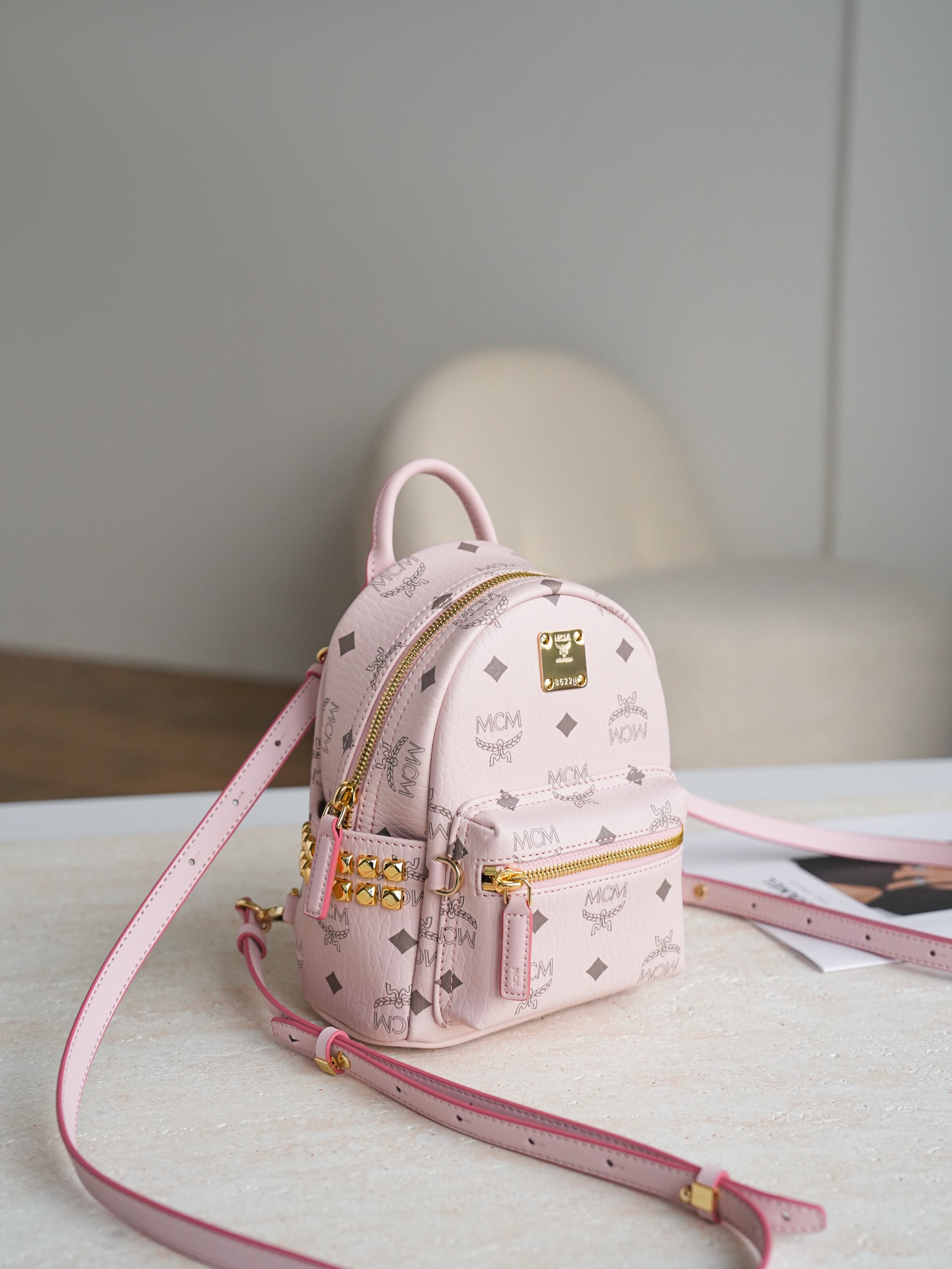 ®五金全新升级®官网同步𝙈𝘾𝙈 𝙎𝙩𝙖𝙧𝙠 𝙑𝙞𝙨𝙚𝙩𝙤𝙨雾霾粉 超mini#铆钉双肩包·CP独家出品｜