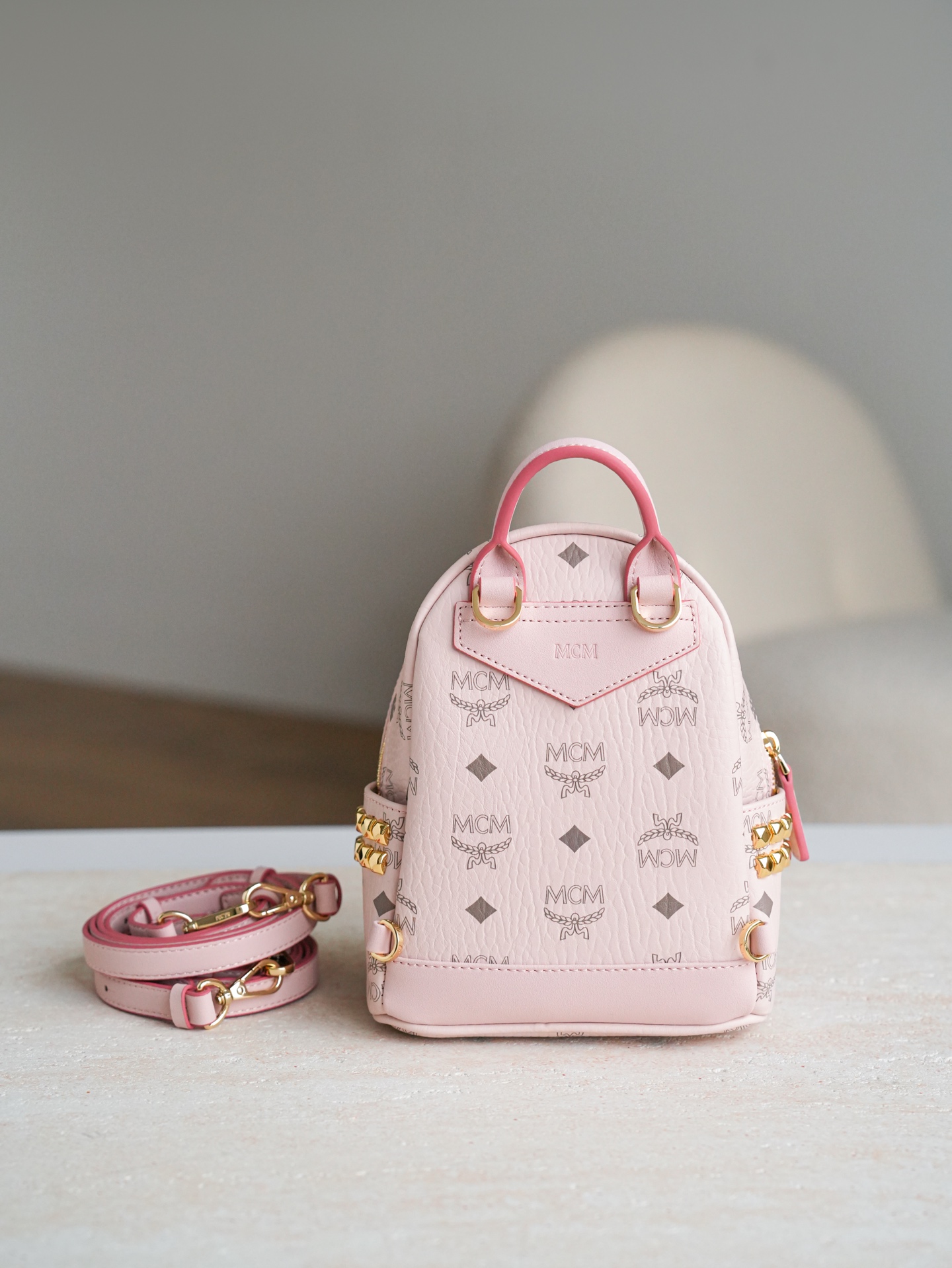 ®五金全新升级®官网同步𝙈𝘾𝙈 𝙎𝙩𝙖𝙧𝙠 𝙑𝙞𝙨𝙚𝙩𝙤𝙨雾霾粉 超mini#铆钉双肩包·CP独家出品｜