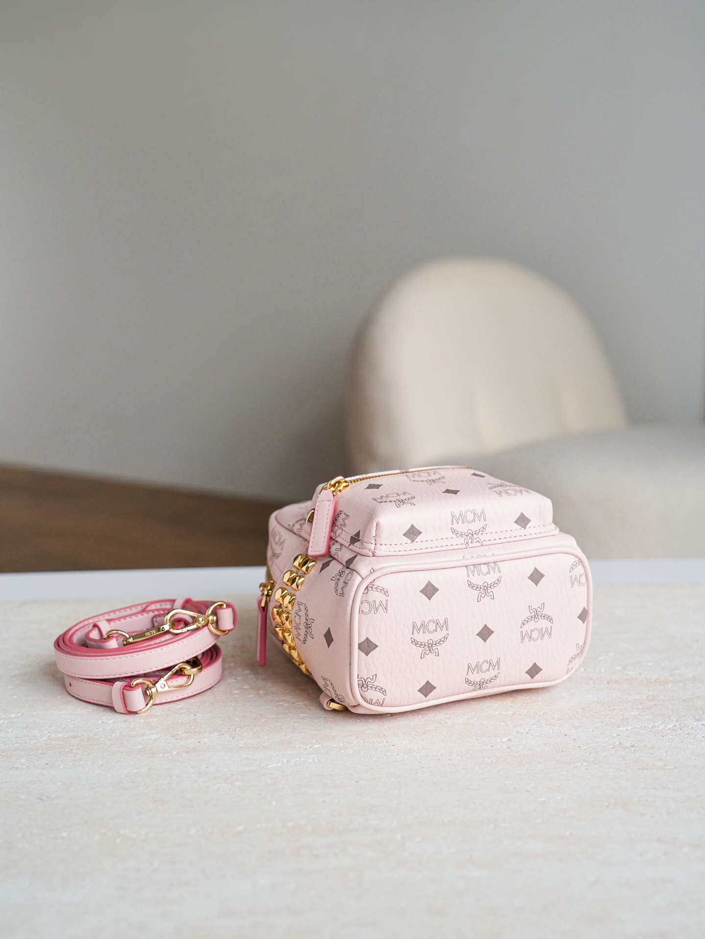 ®五金全新升级®官网同步𝙈𝘾𝙈 𝙎𝙩𝙖𝙧𝙠 𝙑𝙞𝙨𝙚𝙩𝙤𝙨雾霾粉 超mini#铆钉双肩包·CP独家出品｜