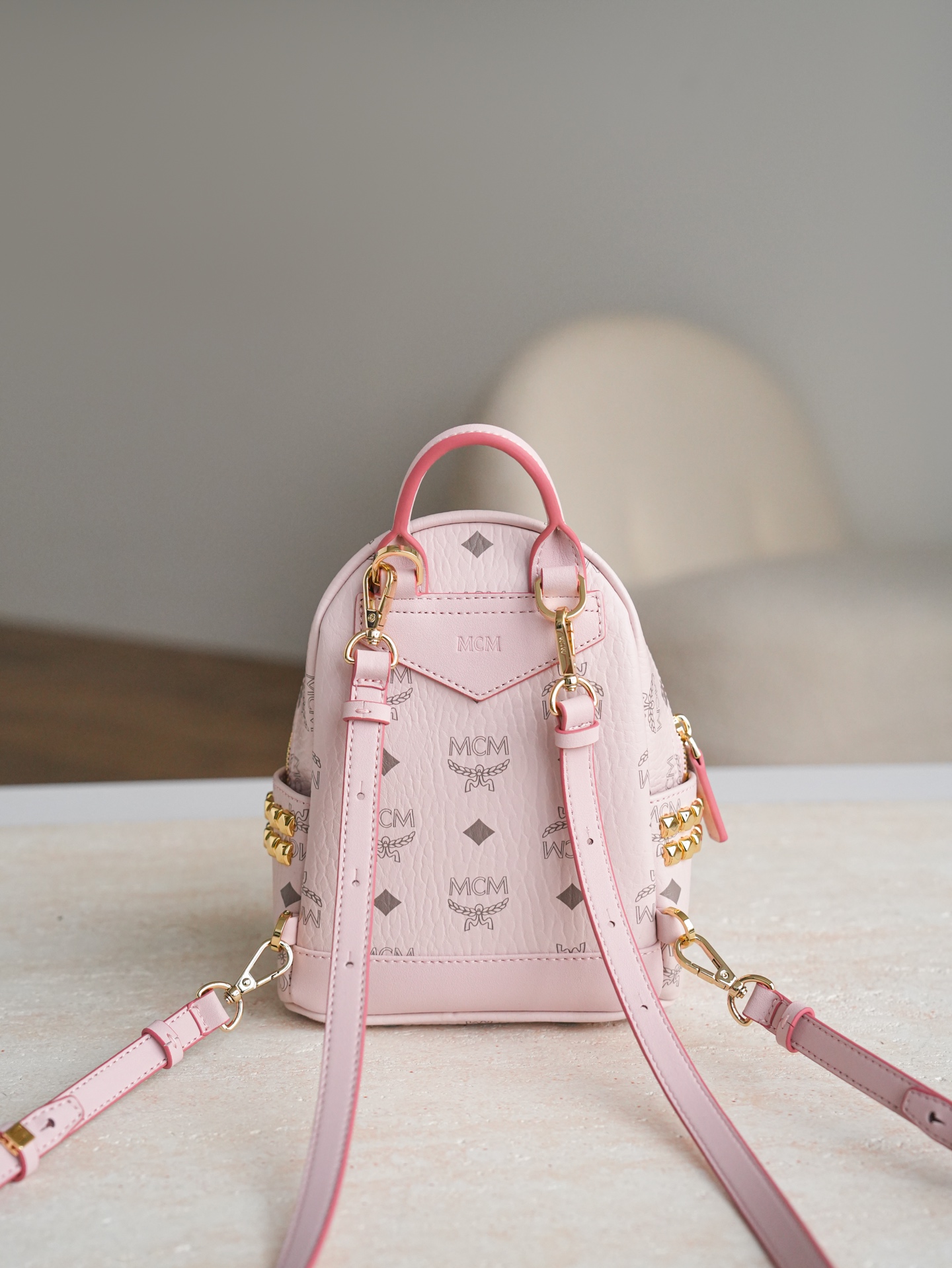 ®五金全新升级®官网同步𝙈𝘾𝙈 𝙎𝙩𝙖𝙧𝙠 𝙑𝙞𝙨𝙚𝙩𝙤𝙨雾霾粉 超mini#铆钉双肩包·CP独家出品｜