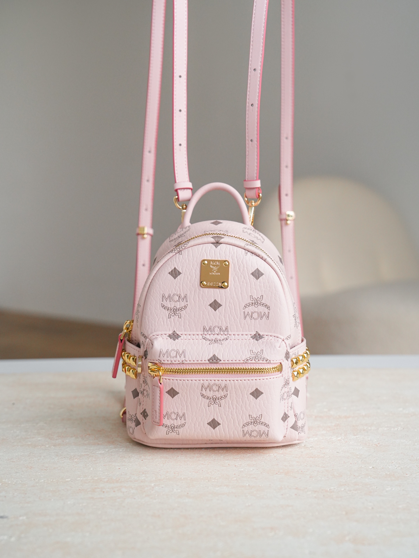 ®五金全新升级®官网同步𝙈𝘾𝙈 𝙎𝙩𝙖𝙧𝙠 𝙑𝙞𝙨𝙚𝙩𝙤𝙨雾霾粉 超mini#铆钉双肩包·CP独家出品｜