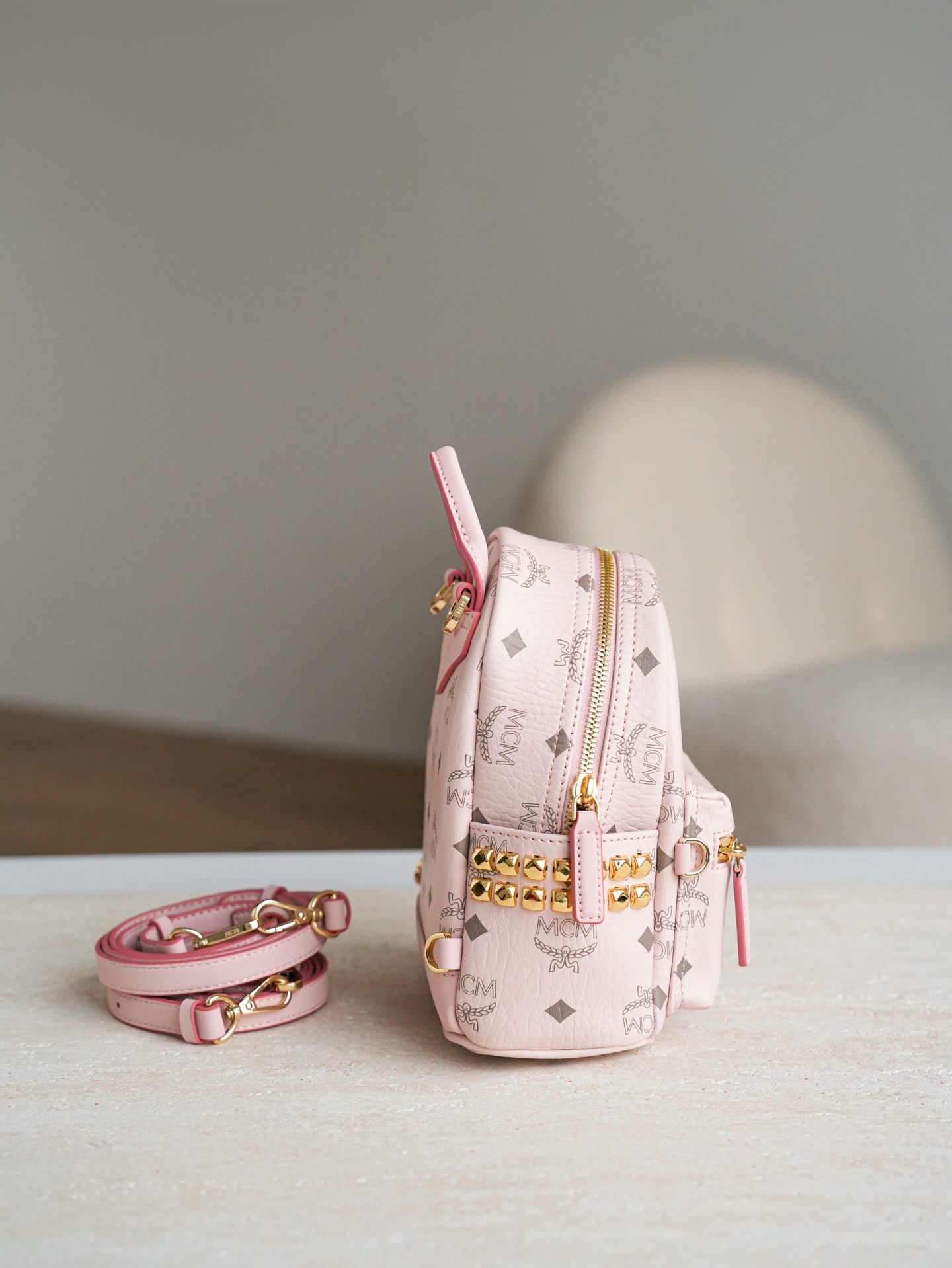 ®五金全新升级®官网同步𝙈𝘾𝙈 𝙎𝙩𝙖𝙧𝙠 𝙑𝙞𝙨𝙚𝙩𝙤𝙨雾霾粉 超mini#铆钉双肩包·CP独家出品｜