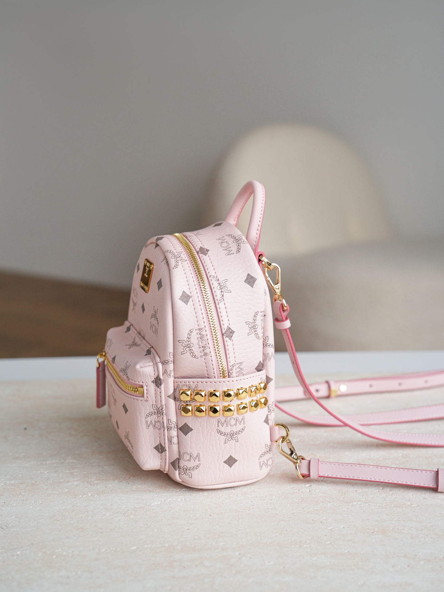 ®五金全新升级®官网同步𝙈𝘾𝙈 𝙎𝙩𝙖𝙧𝙠 𝙑𝙞𝙨𝙚𝙩𝙤𝙨雾霾粉 超mini#铆钉双肩包·CP独家出品｜